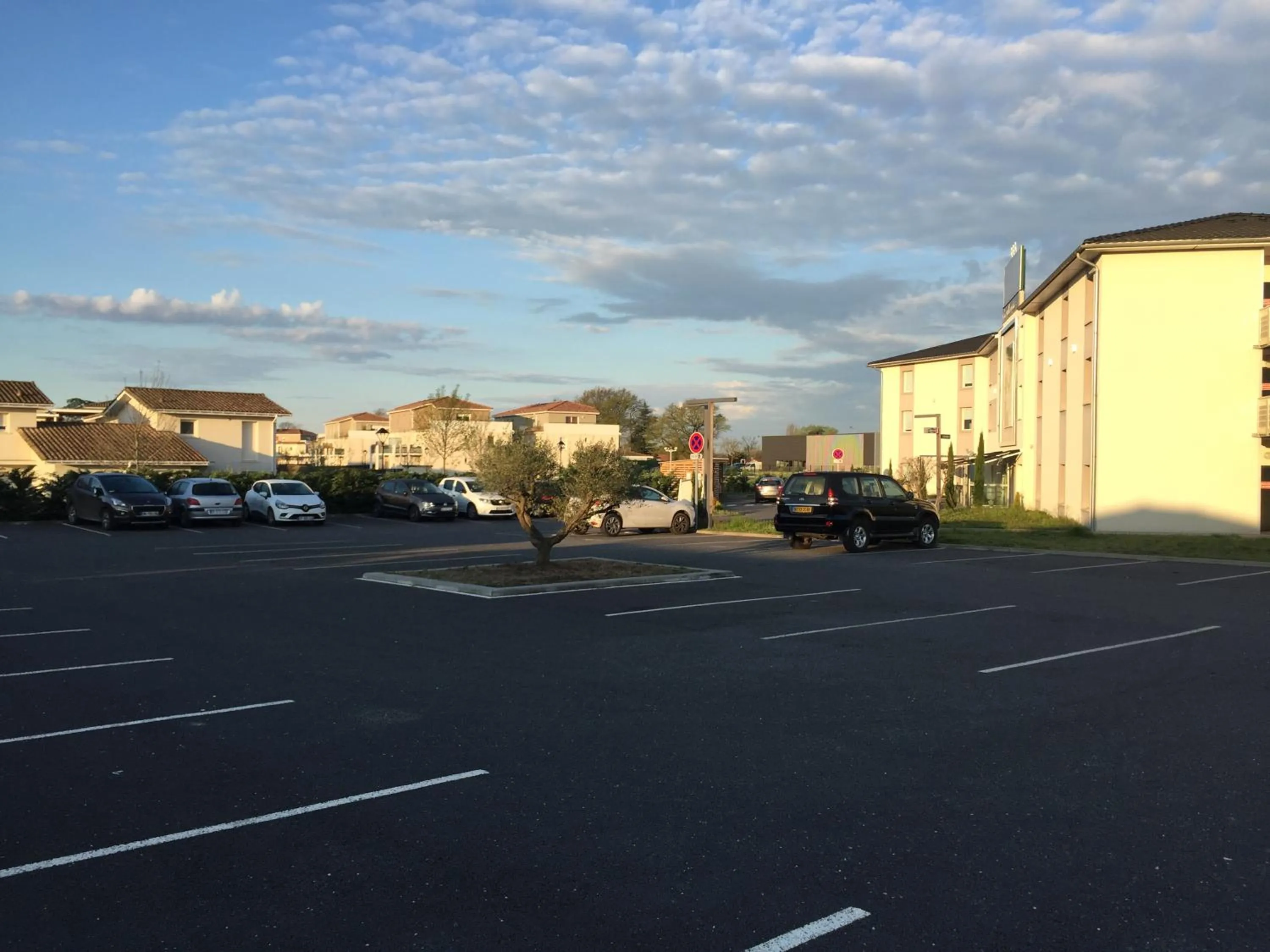 Facade/entrance in Hôtel Gardenia Bordeaux Est