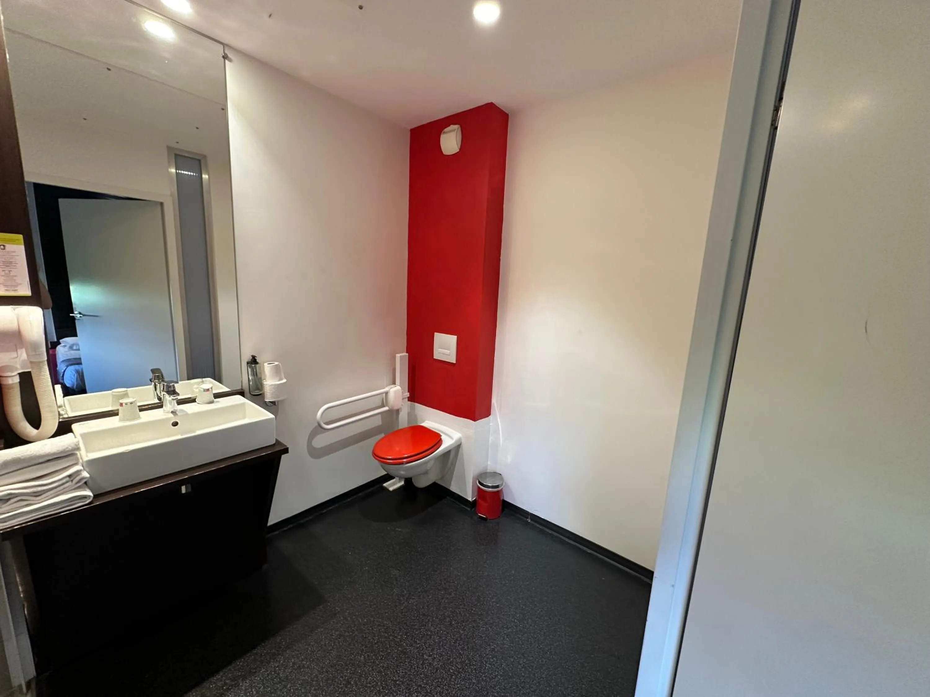 Bedroom in Hôtel Gardenia Bordeaux Est