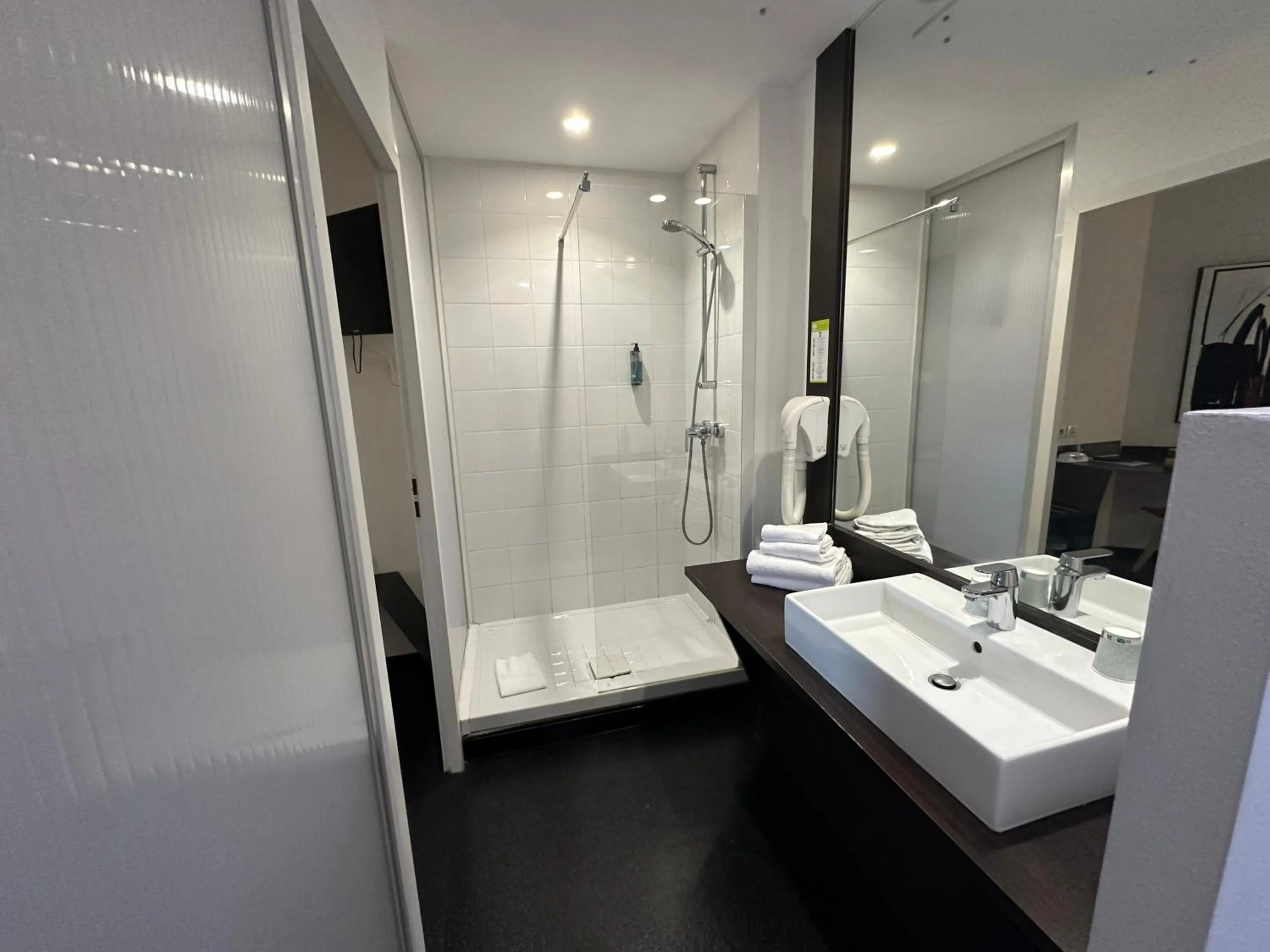 Bathroom in Hôtel Gardenia Bordeaux Est