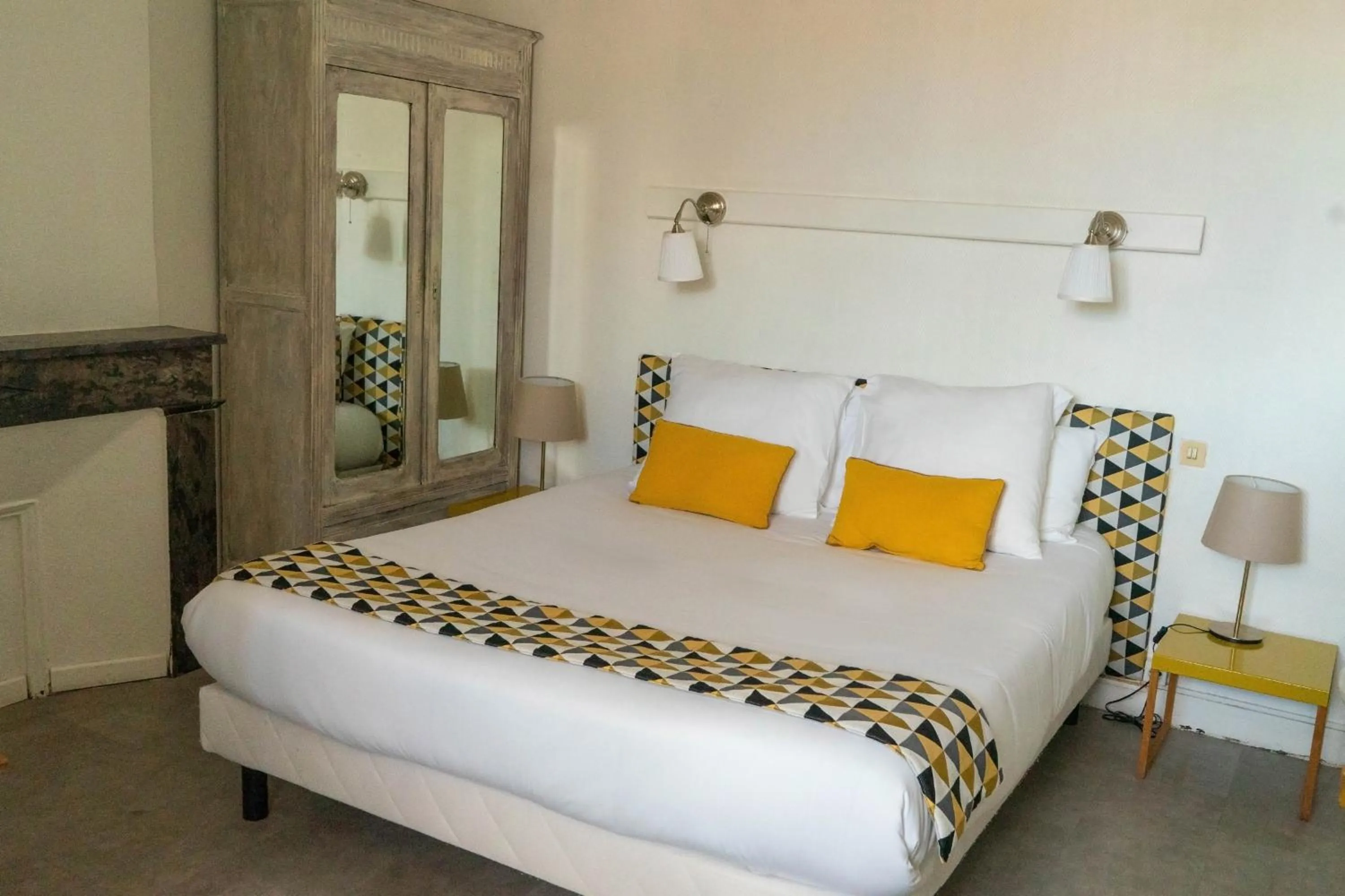 Bed in Hôtel Croix Baragnon