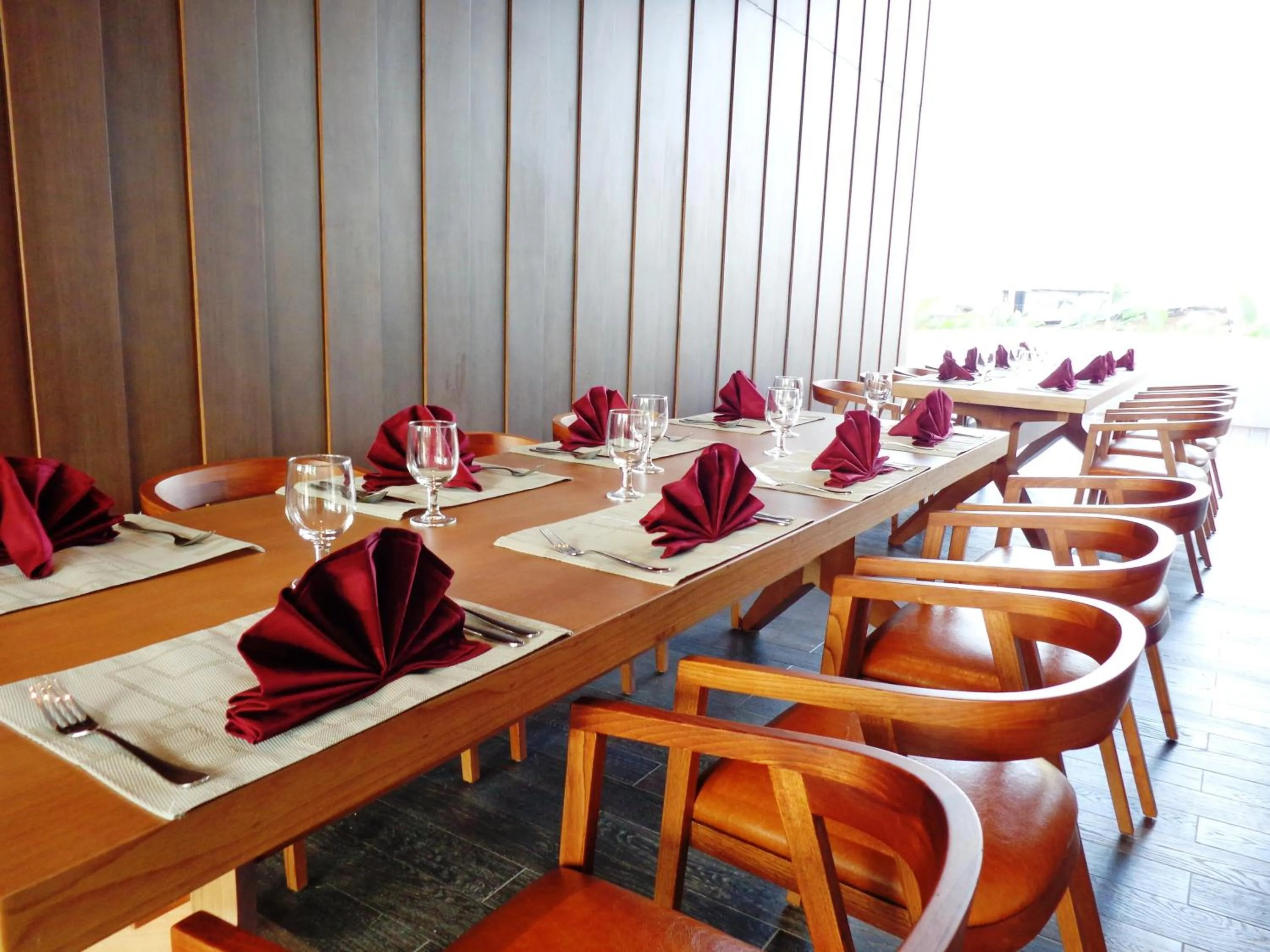 Restaurant/places to eat in Soll Marina Hotel Serpong