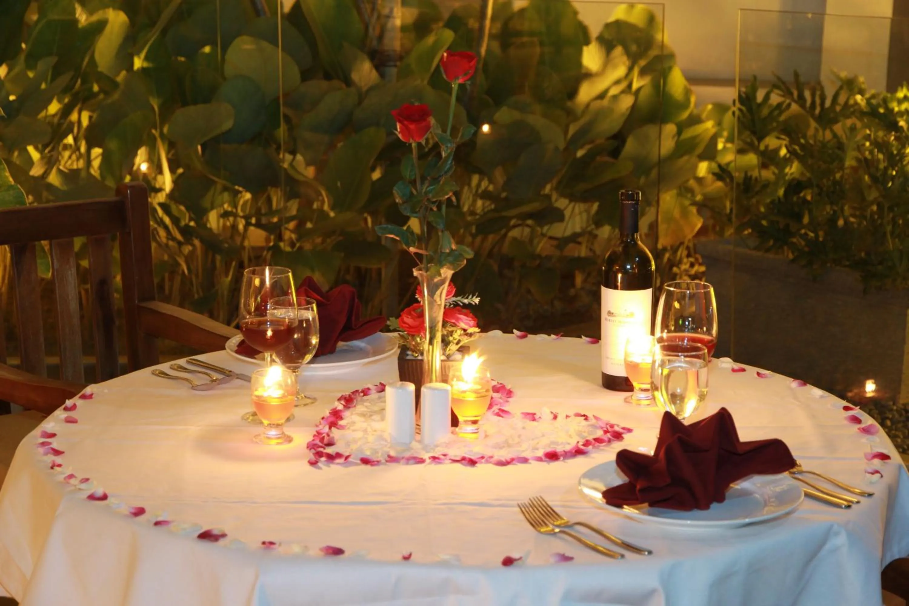 Restaurant/places to eat in Soll Marina Hotel Serpong