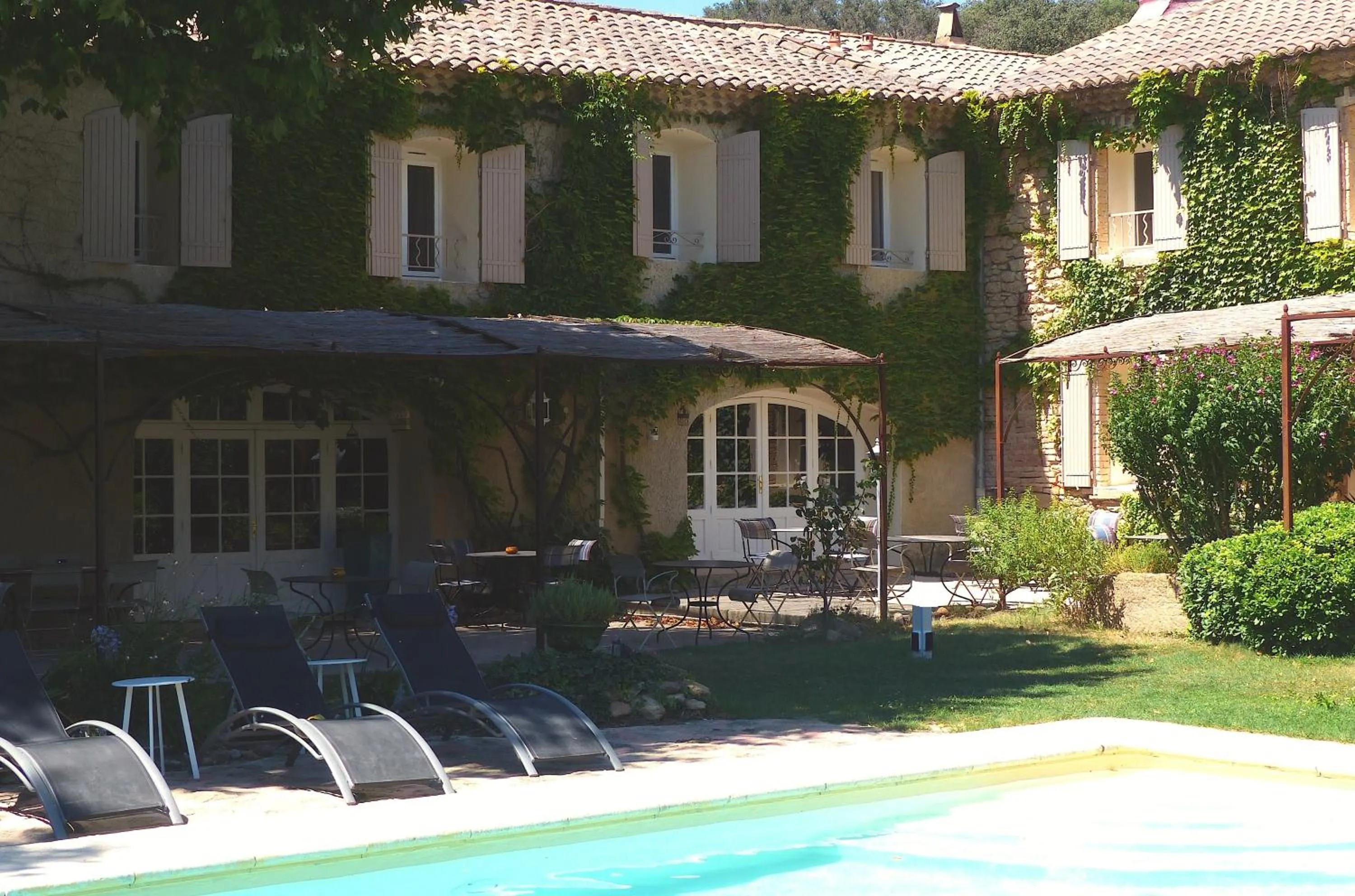 Patio in Logis Hôtel La Sommellerie