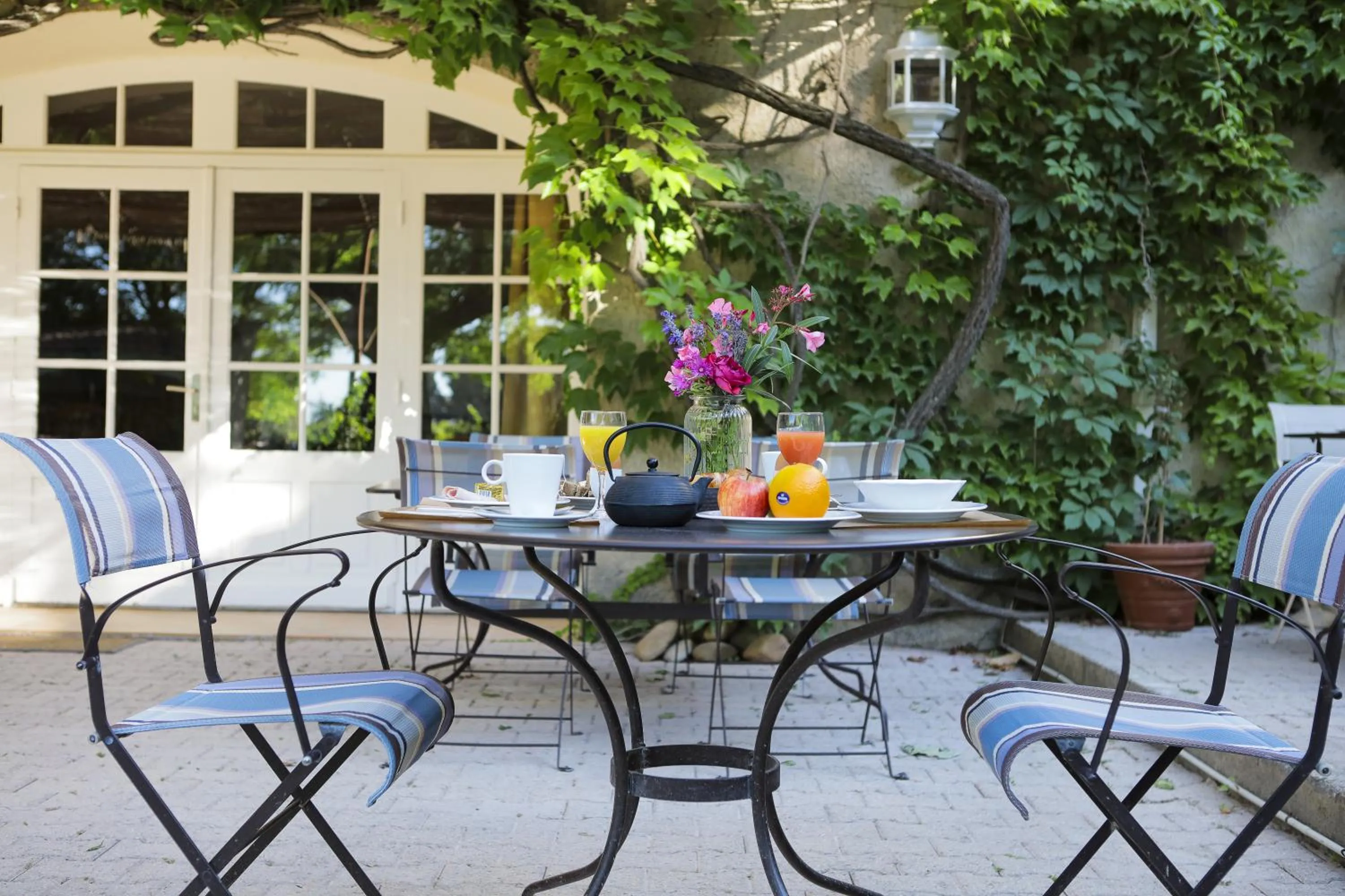 Patio in Logis Hôtel La Sommellerie
