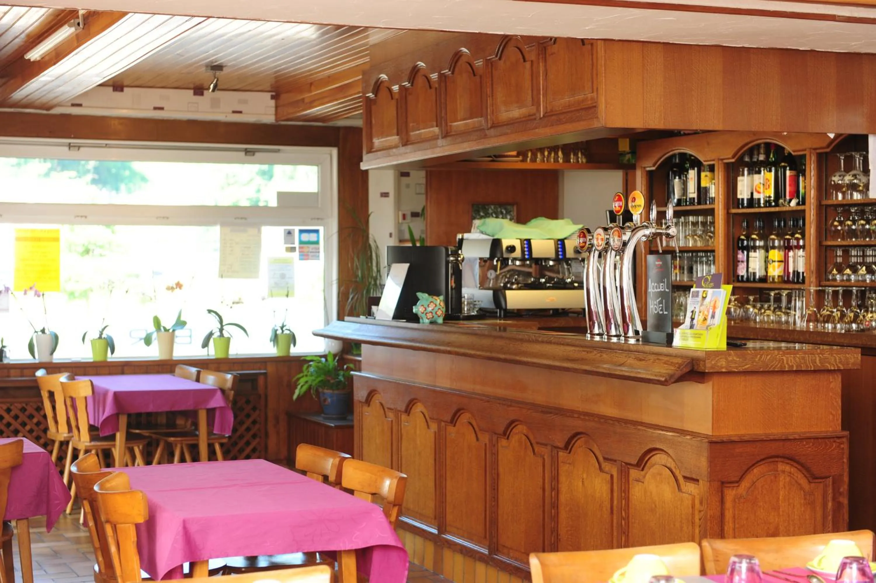 Lounge or bar in Logis Hôtel Restaurant Le Franco Belge