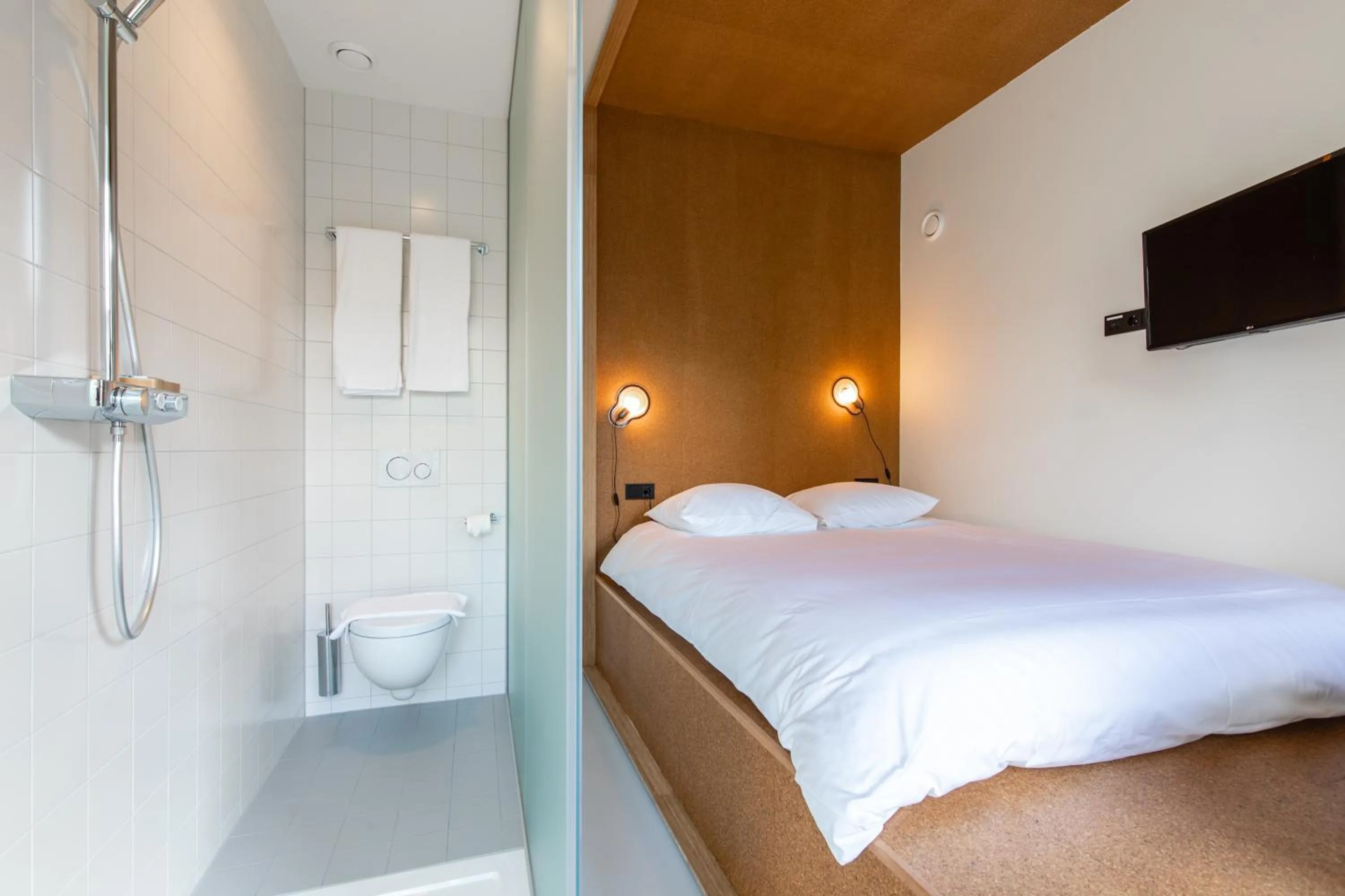 Shower, Bed in the bellhop