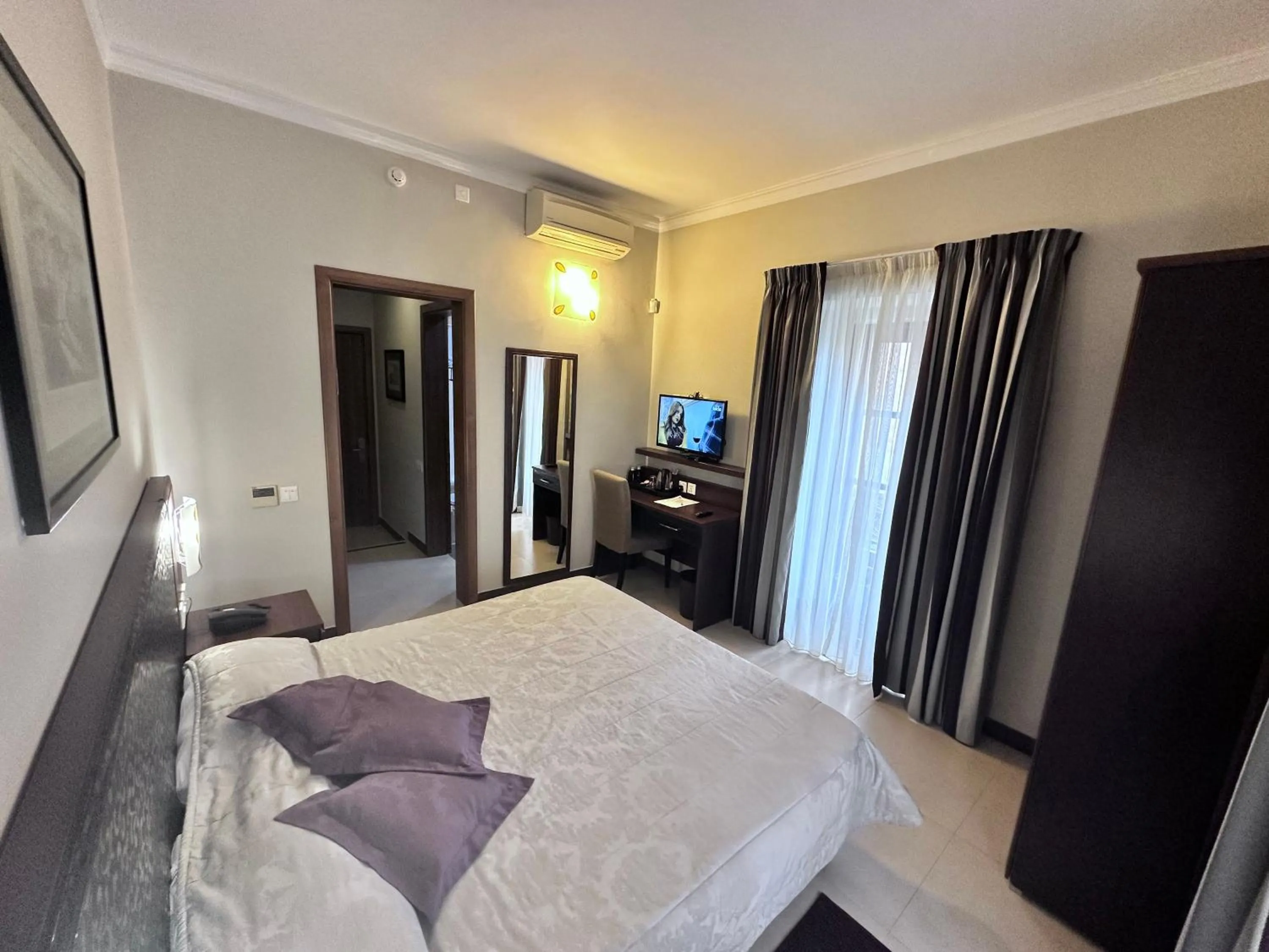 Bedroom, Bed in Grand Harbour Hotel