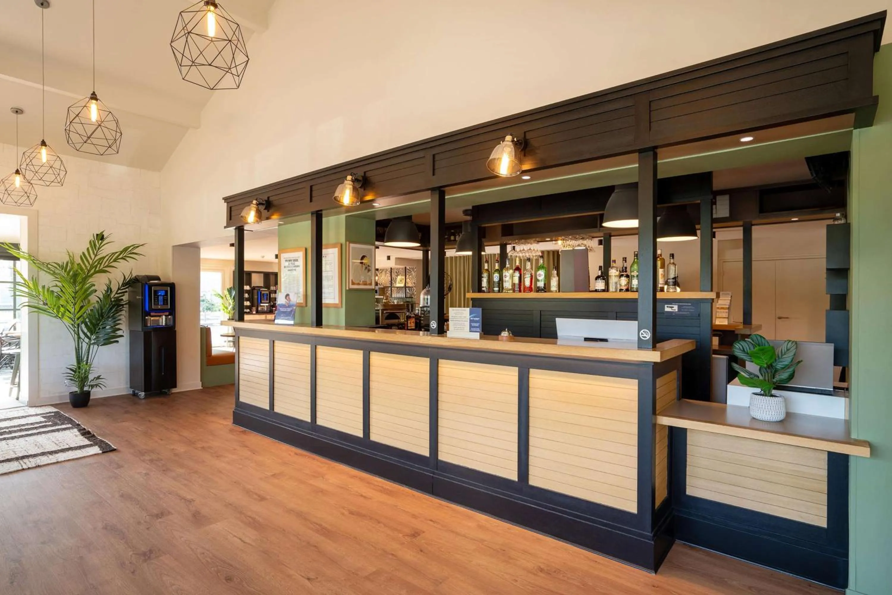 Communal lounge/ TV room in Best Western Bourgoin Jallieu