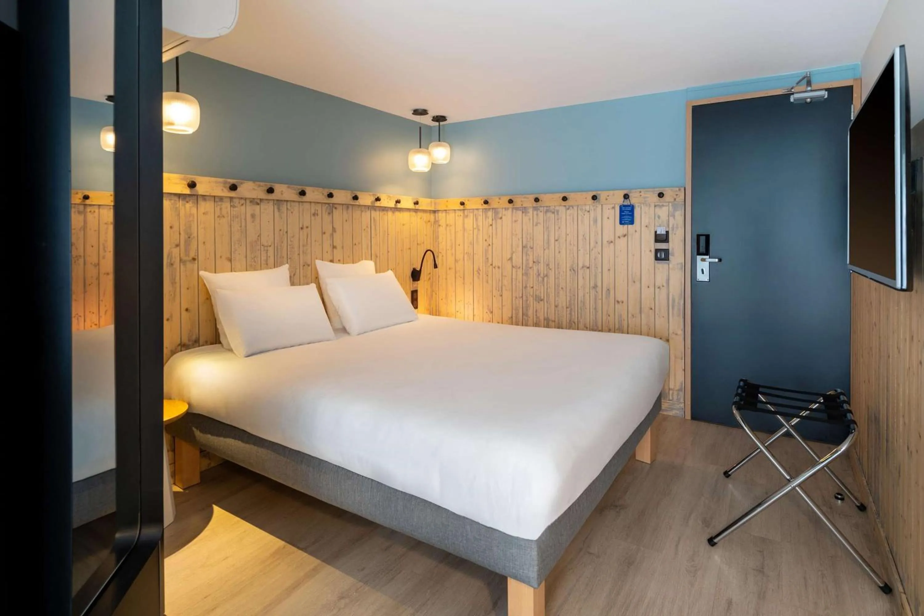 Bed in Best Western Bourgoin Jallieu