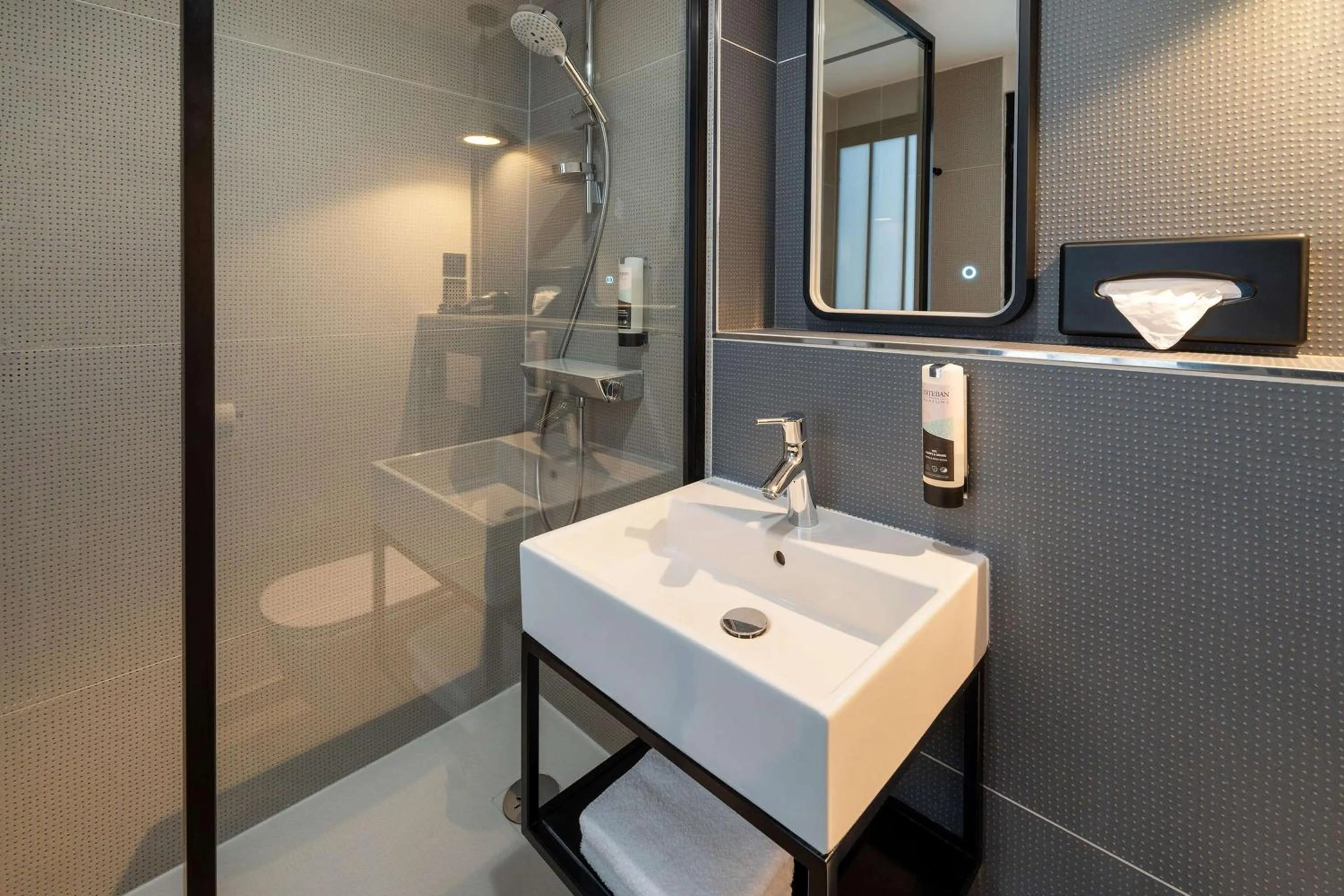 Bathroom in Best Western Bourgoin Jallieu