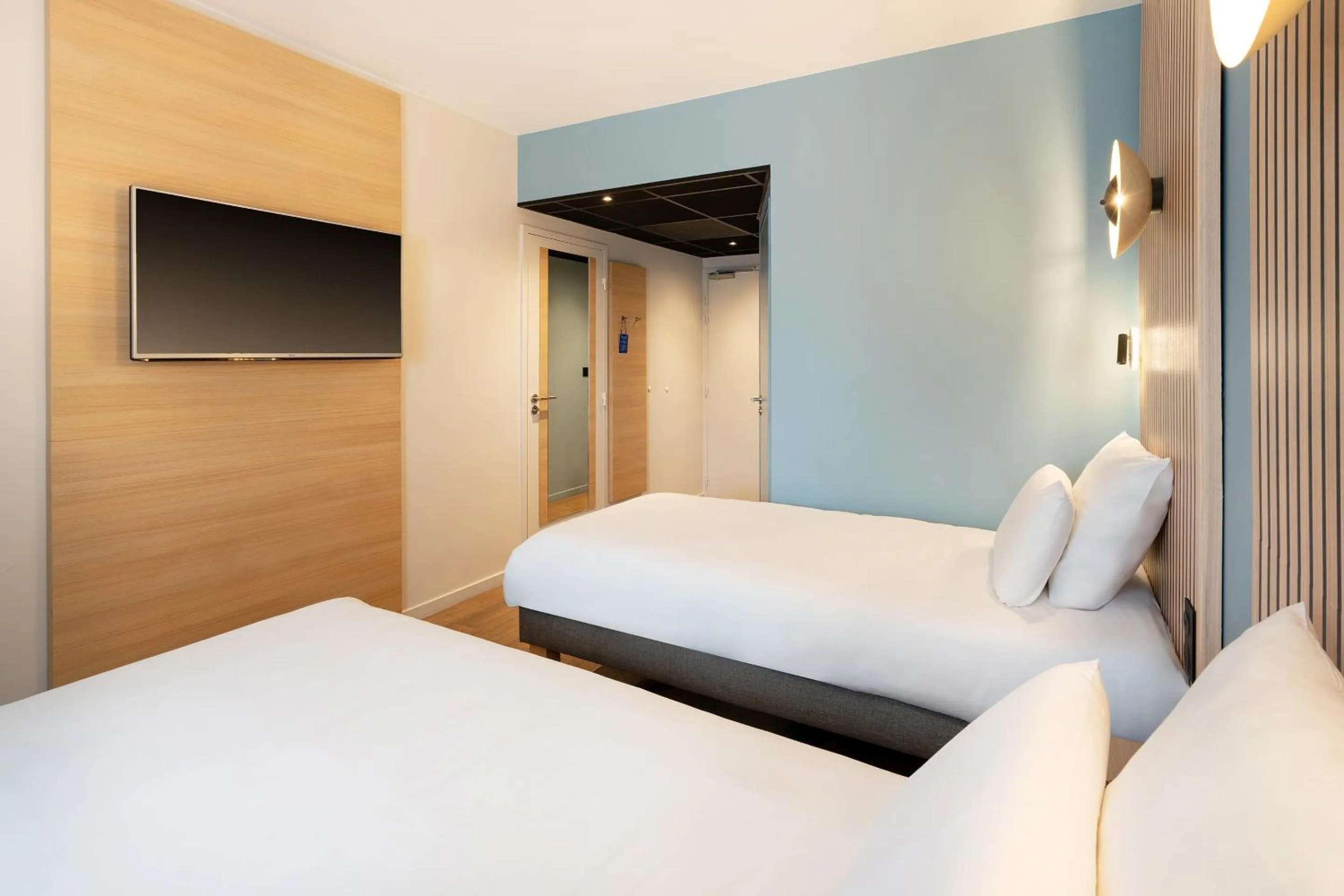 Bed in Best Western Bourgoin Jallieu