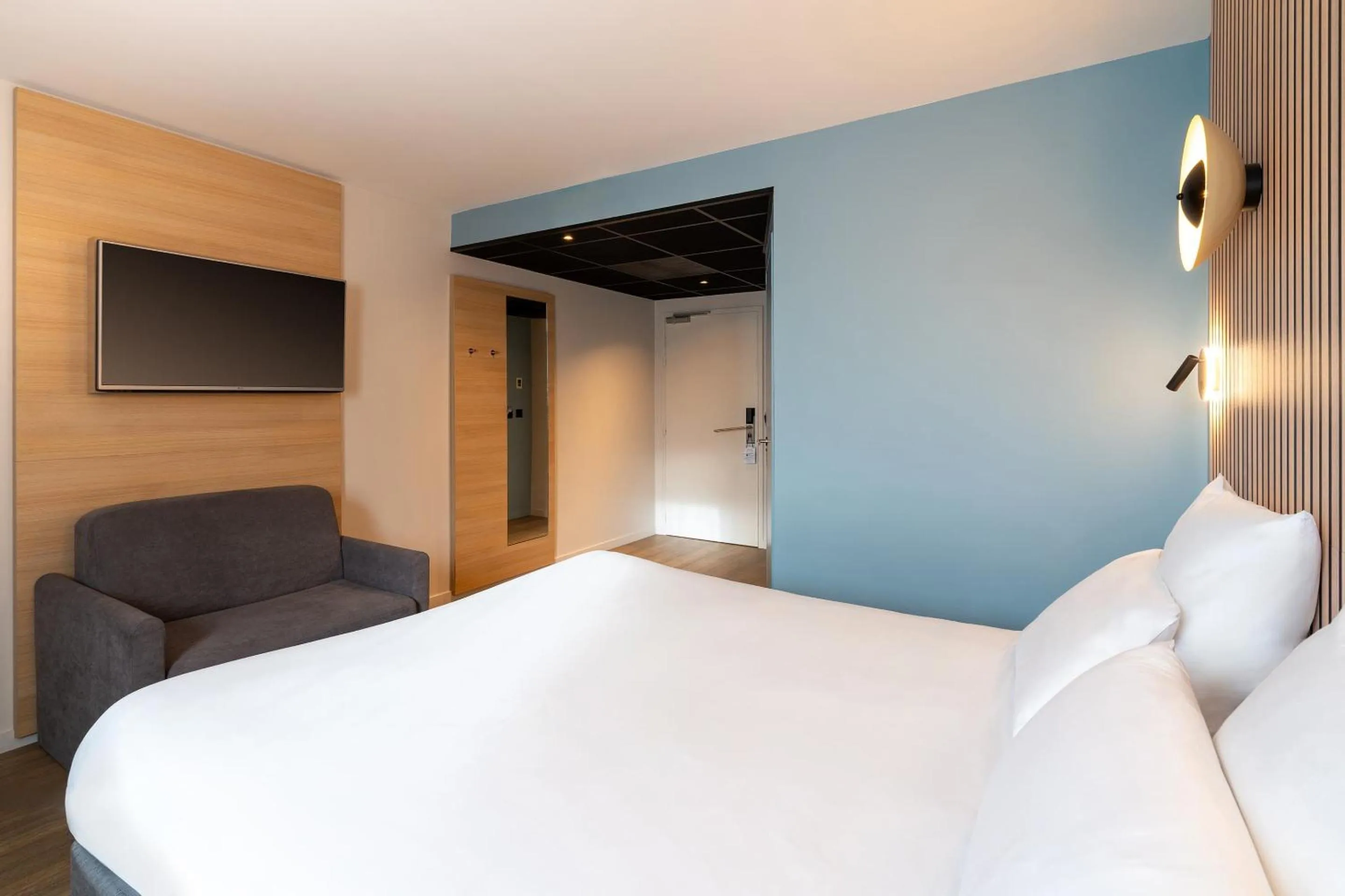 Bed in Best Western Bourgoin Jallieu