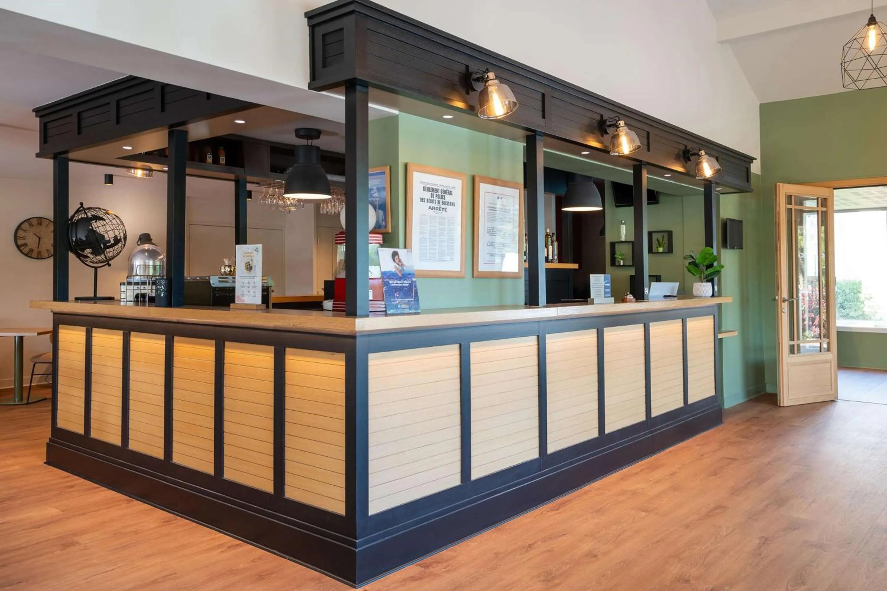 Communal lounge/ TV room in Best Western Bourgoin Jallieu