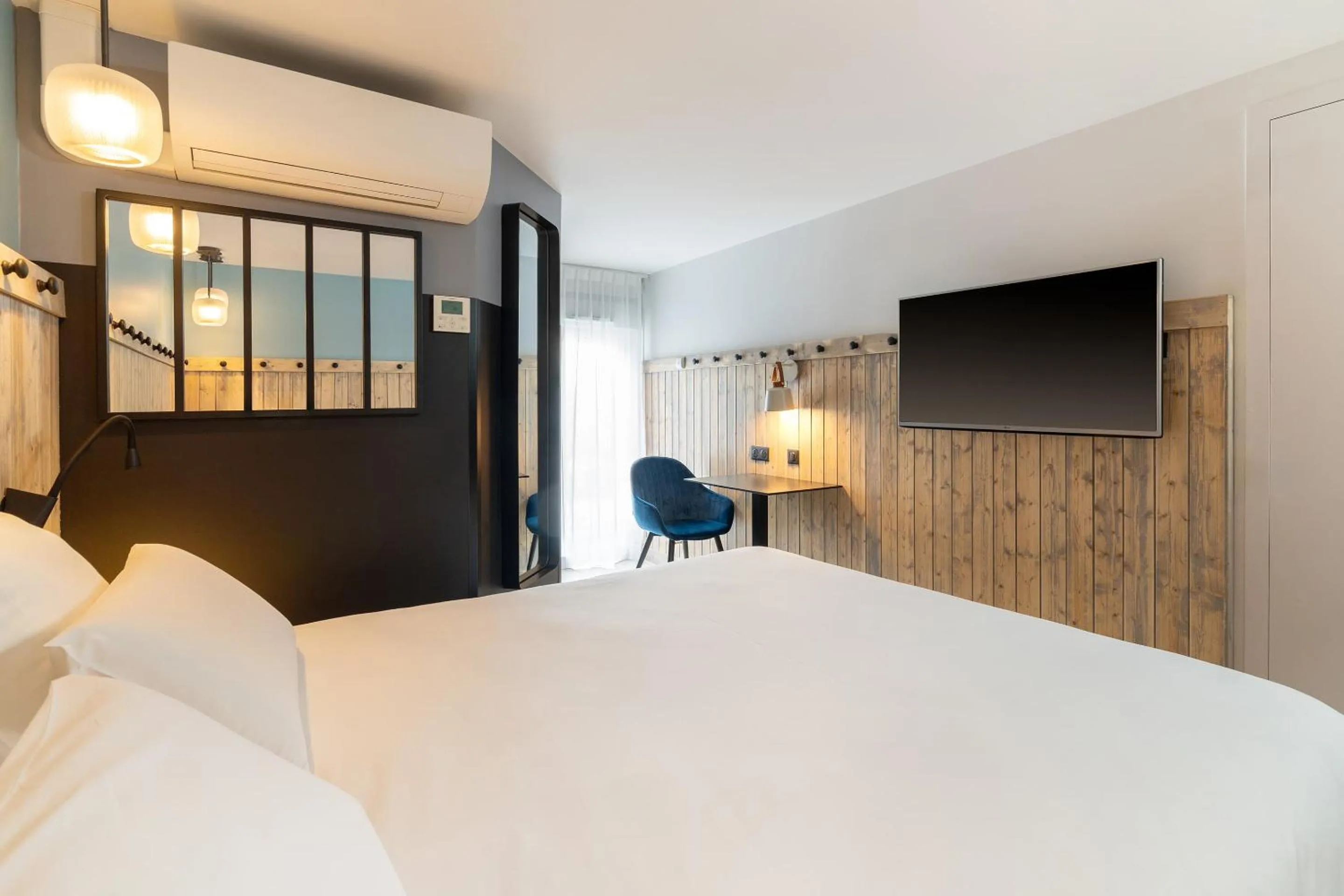 Bed in Best Western Bourgoin Jallieu