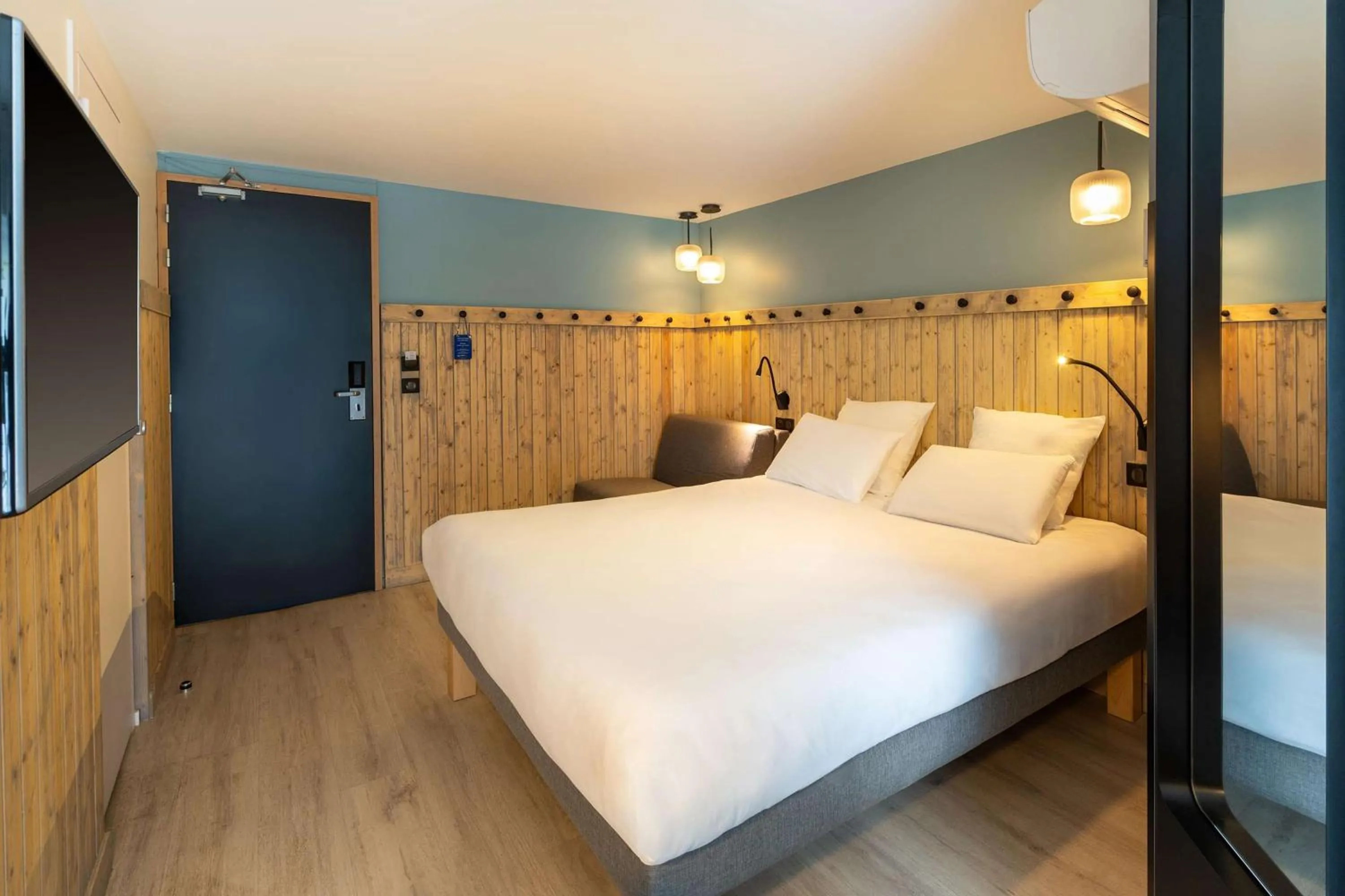 Bed in Best Western Bourgoin Jallieu