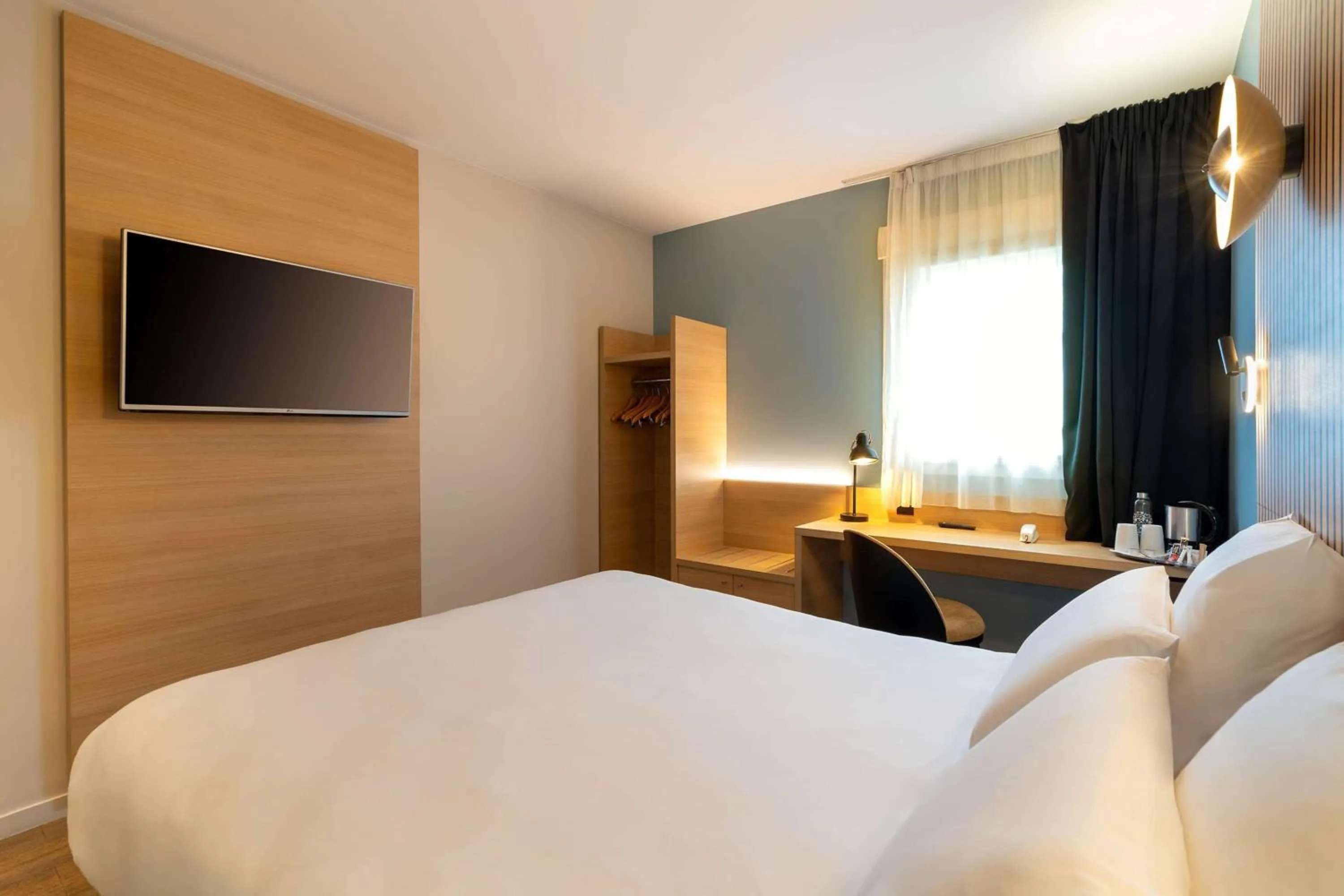 Bed in Best Western Bourgoin Jallieu