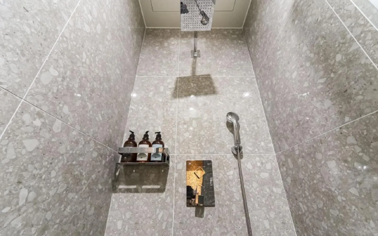 Shower in HOTEL YUNA Business