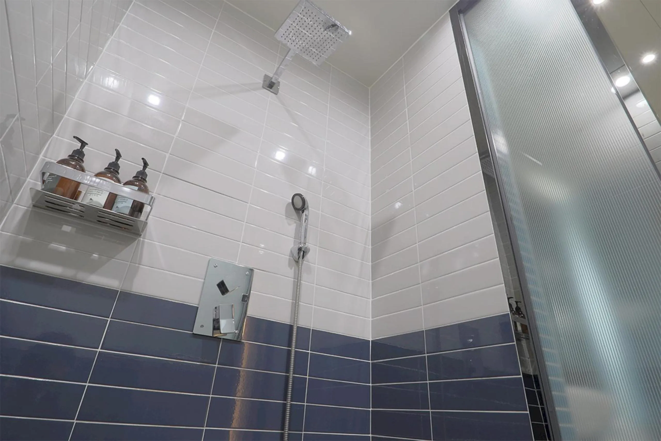 Shower in HOTEL YUNA Business