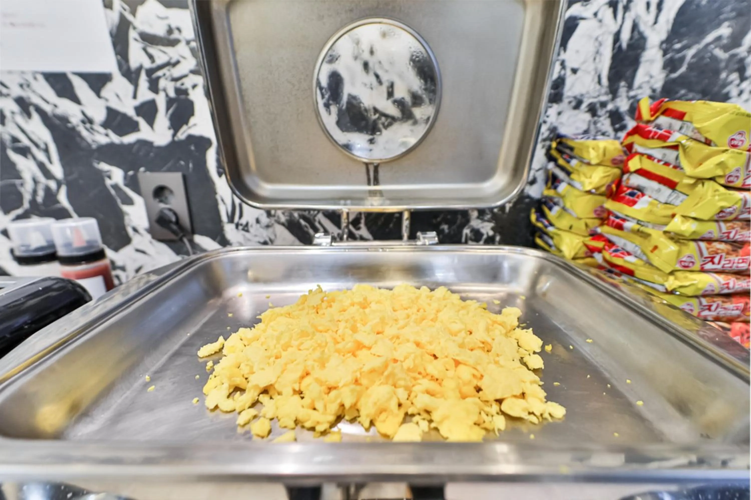 Restaurant/places to eat in HOTEL YUNA Business