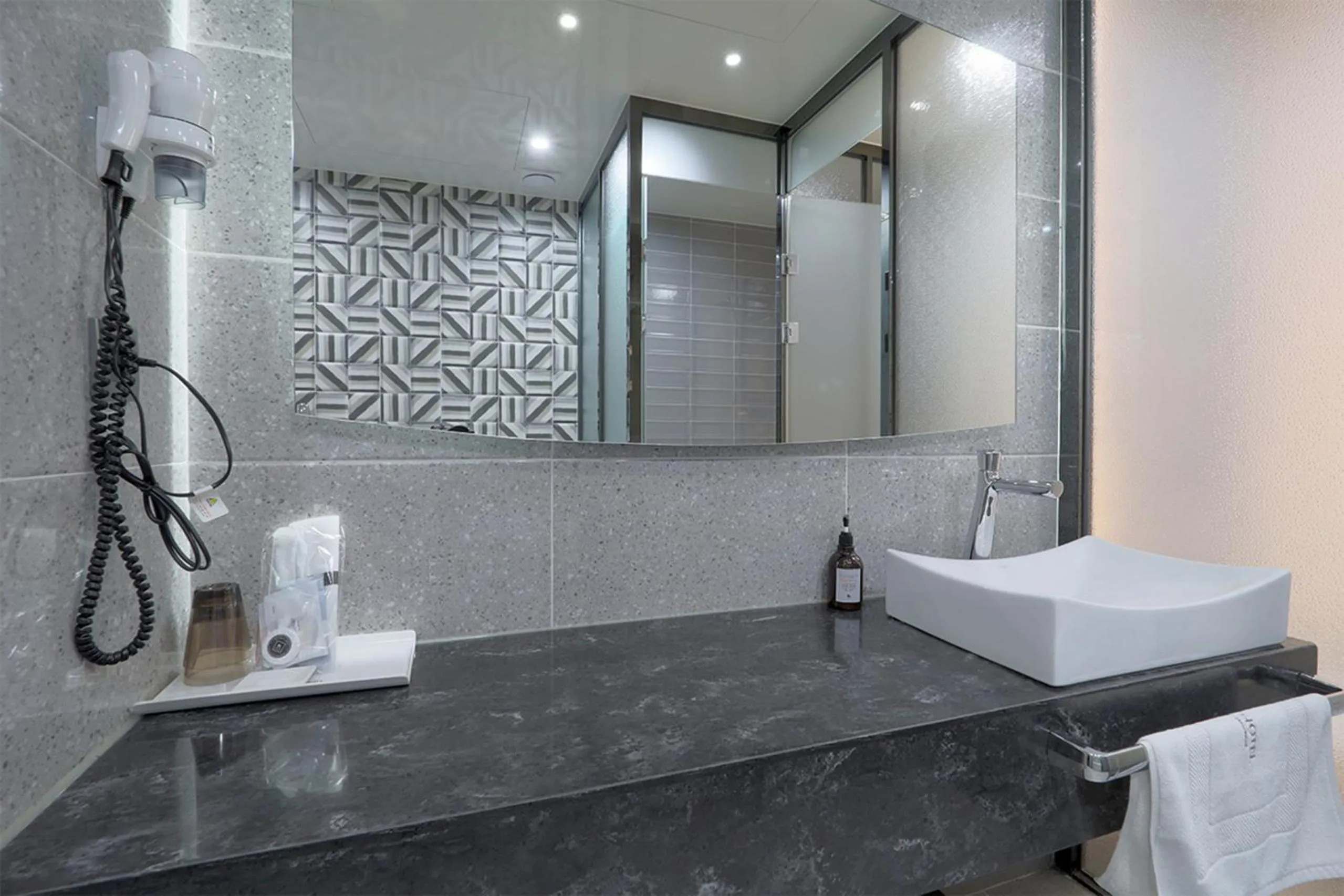 Shower in HOTEL YUNA Business