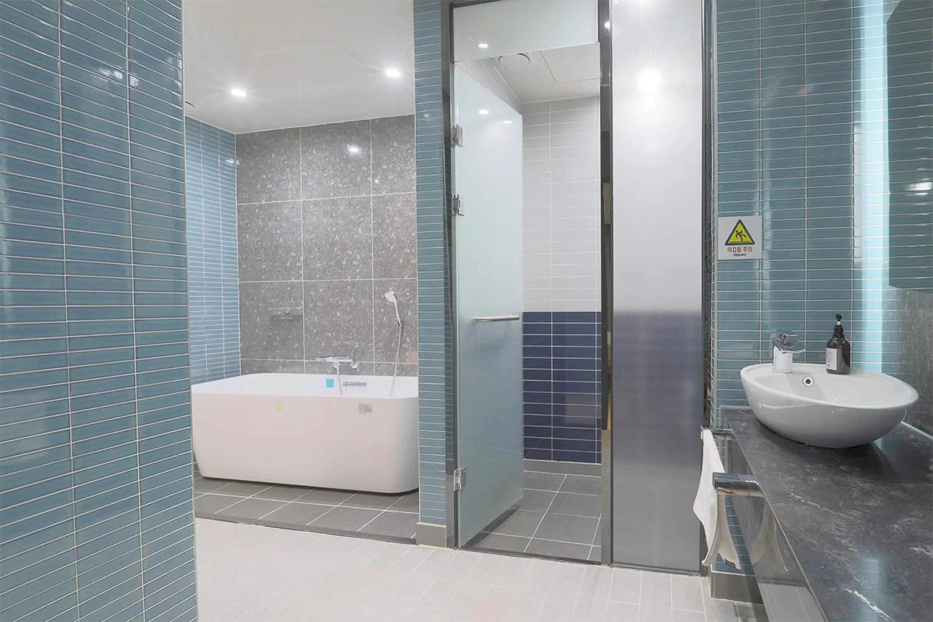 Shower in HOTEL YUNA Business