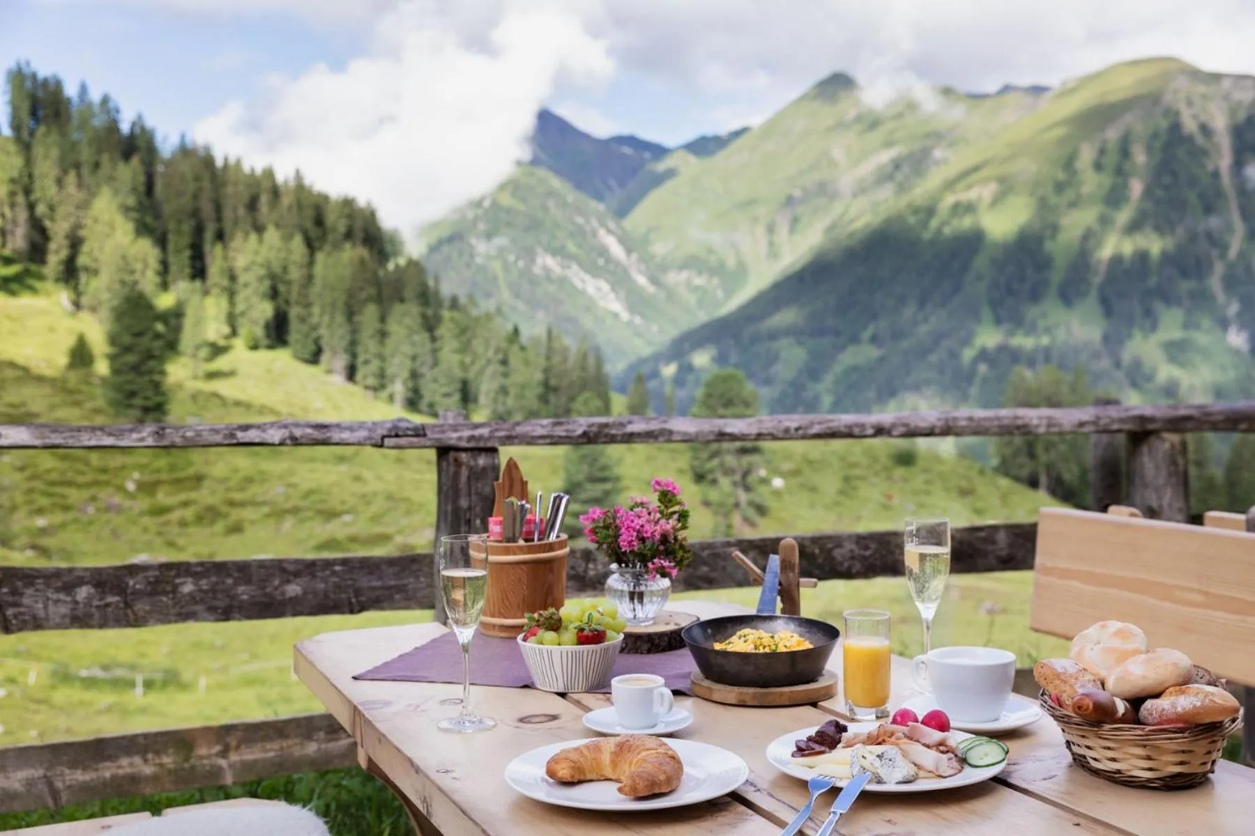 Mountain view in Berggasthaus Höllensteinhütte