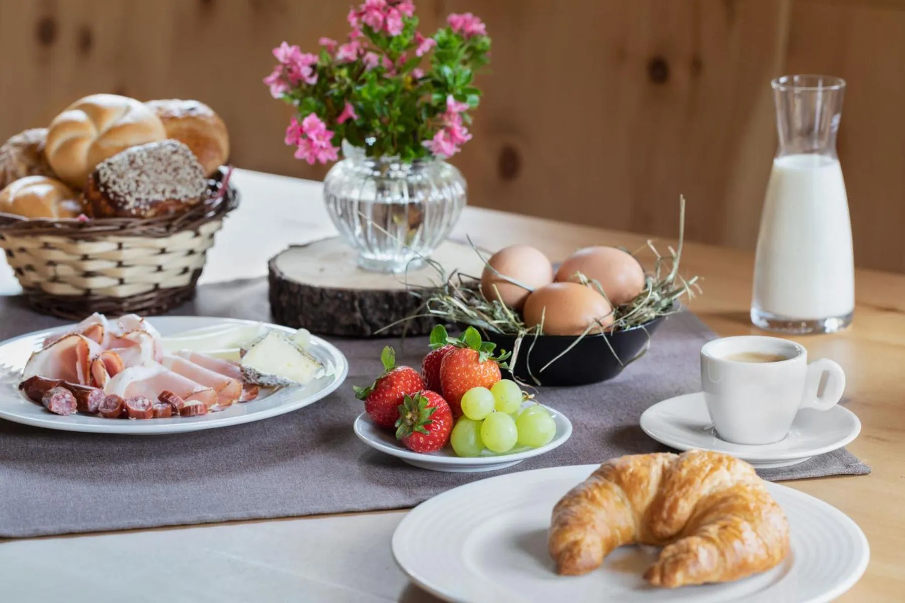 Buffet breakfast in Berggasthaus Höllensteinhütte