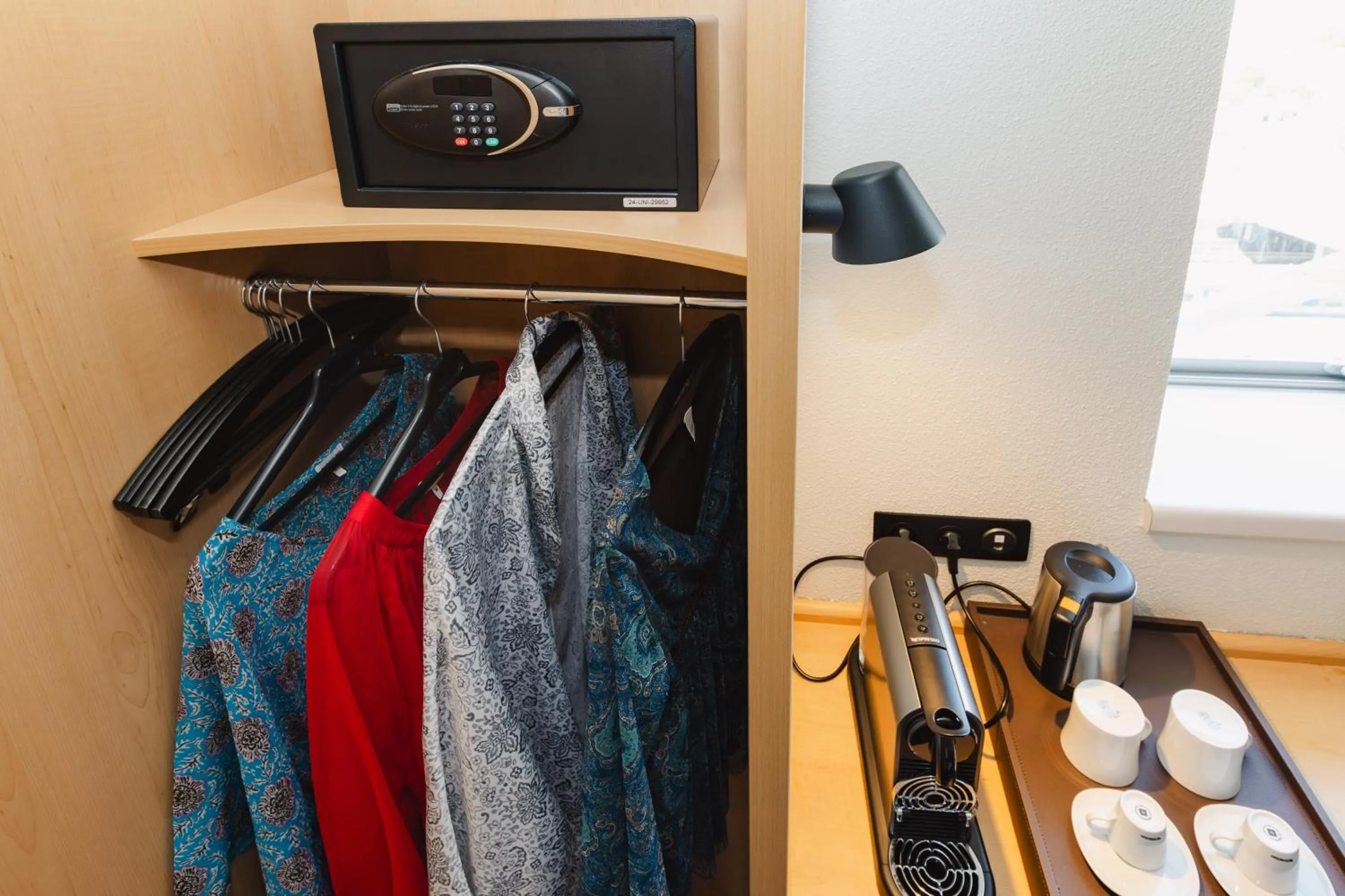 wardrobe in Hotel ibis Rennes Centre Gare Sud