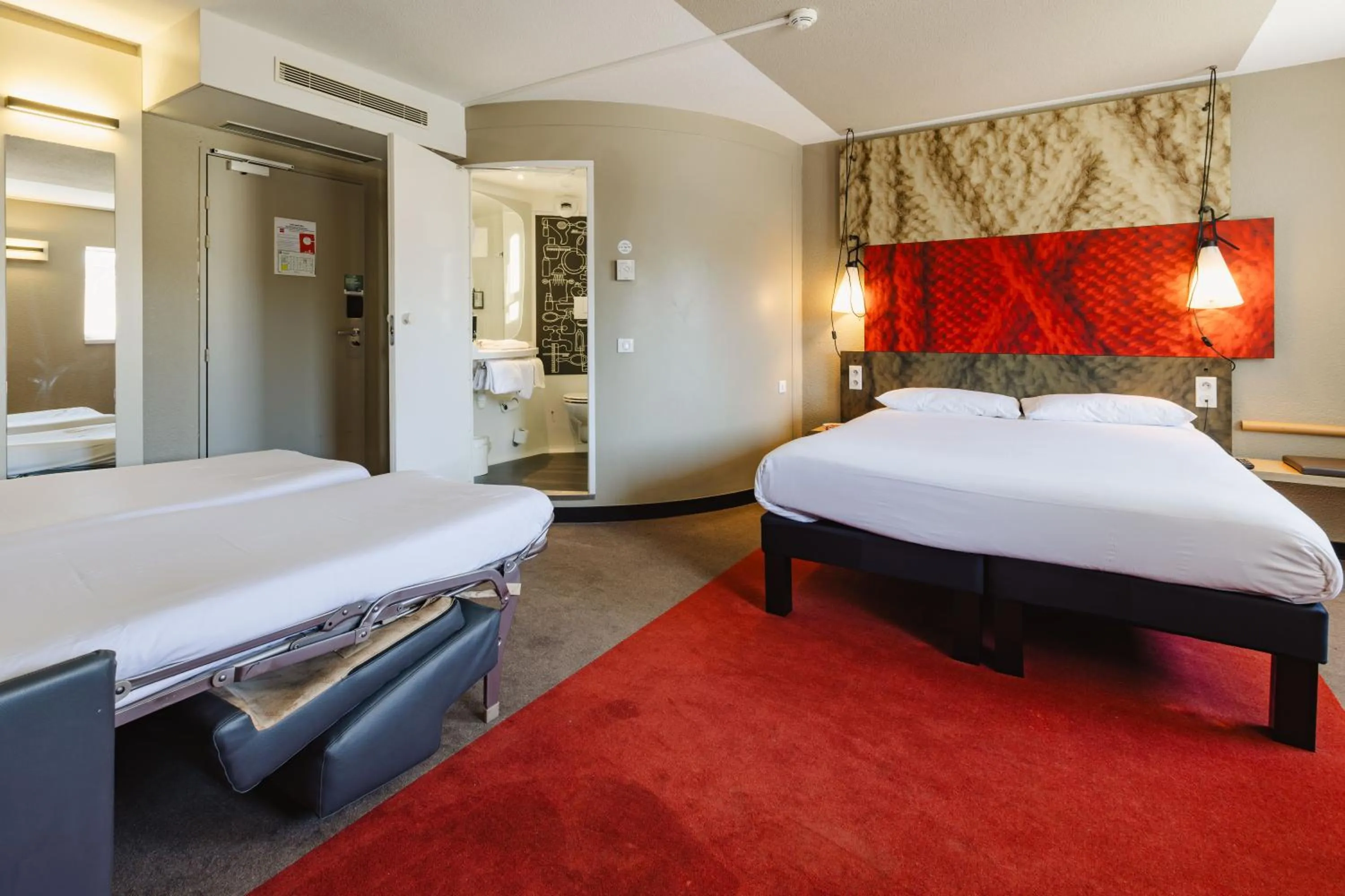 Photo of the whole room, Bed in Hotel ibis Rennes Centre Gare Sud