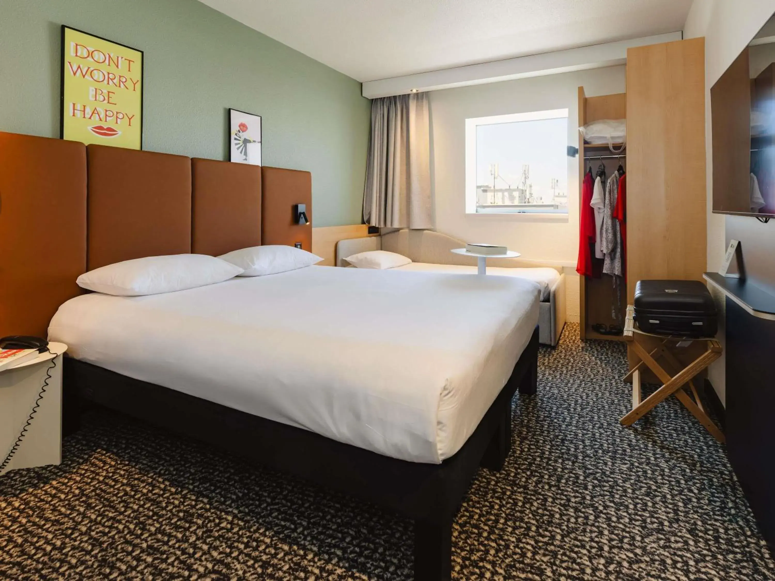 Standard Room with 1 Double and 1 Single Bed in Hotel ibis Rennes Centre Gare Sud Standard Room with 1 Double and 1 Single Bed in Hotel ibis Rennes Centre Gare Sud