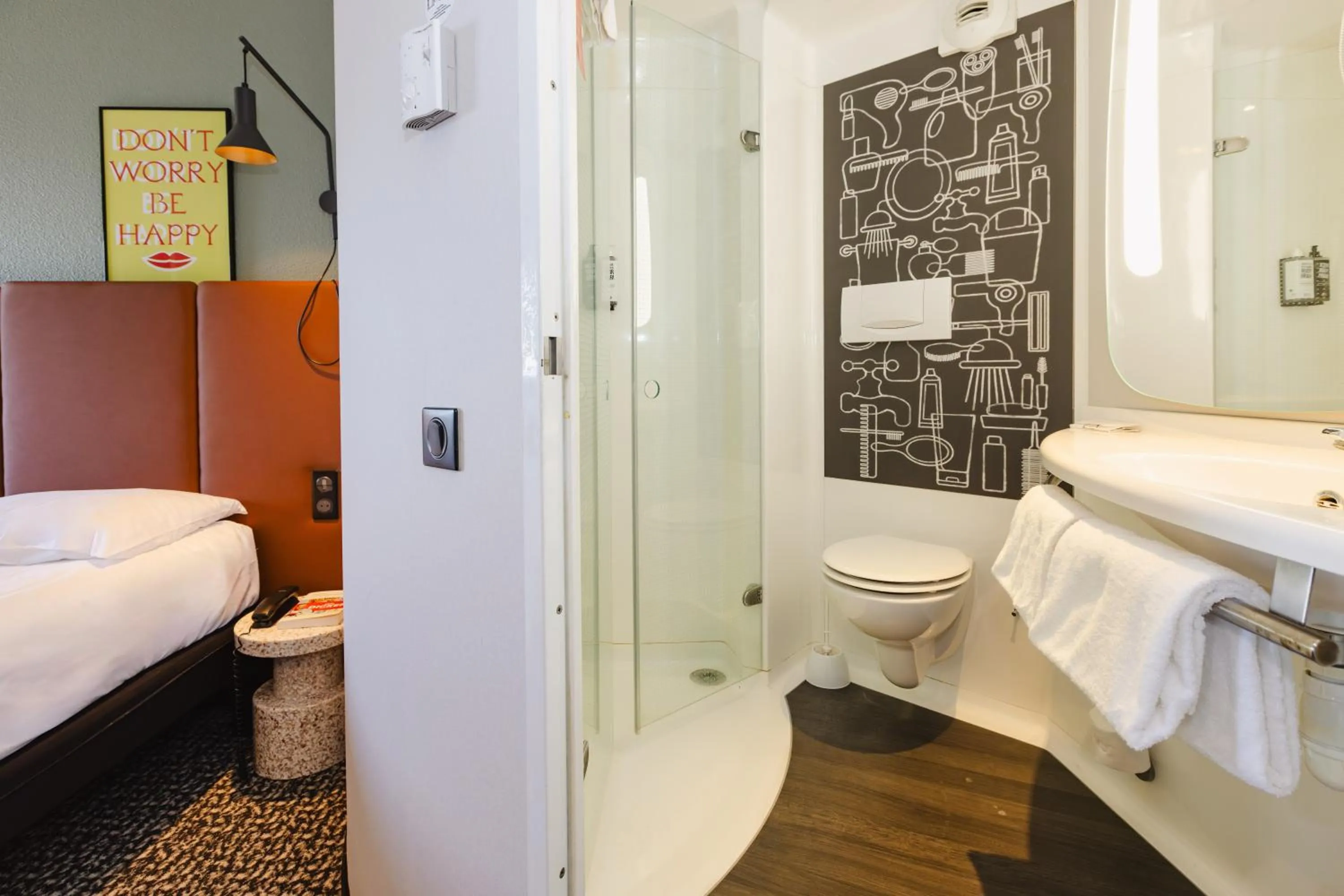 Shower, Bed in Hotel ibis Rennes Centre Gare Sud