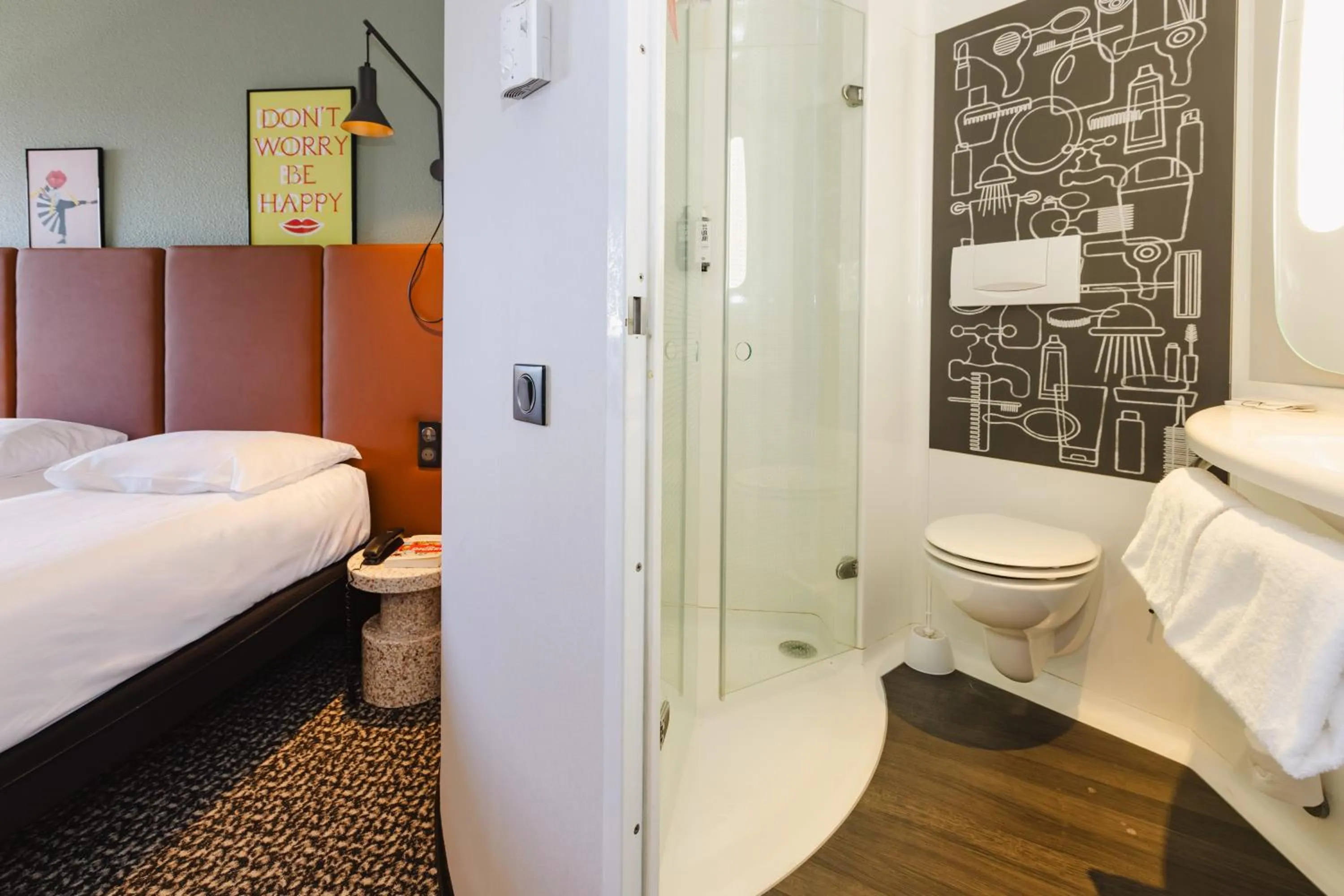 Shower, Bed in Hotel ibis Rennes Centre Gare Sud