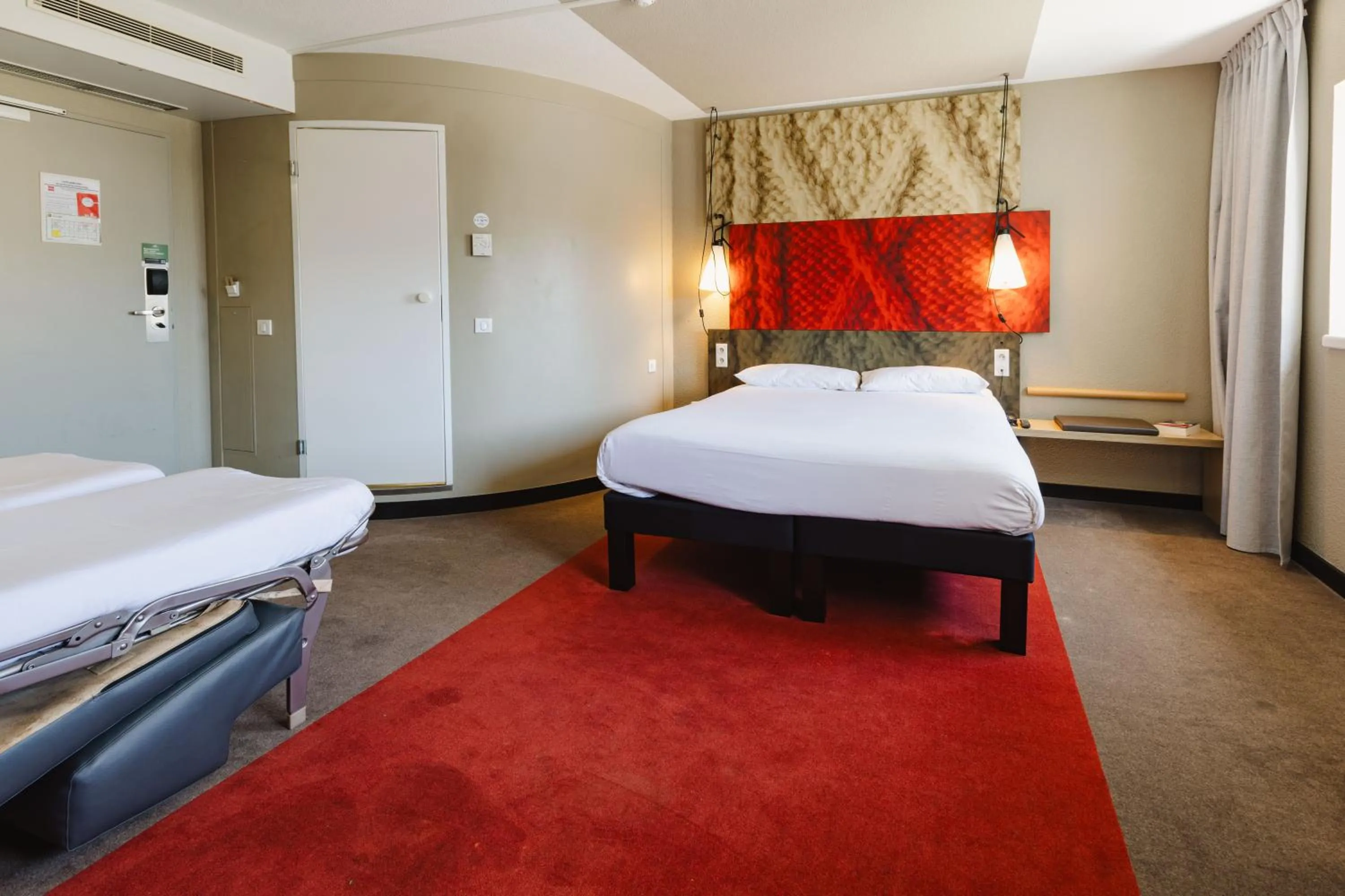 Photo of the whole room, Bed in Hotel ibis Rennes Centre Gare Sud