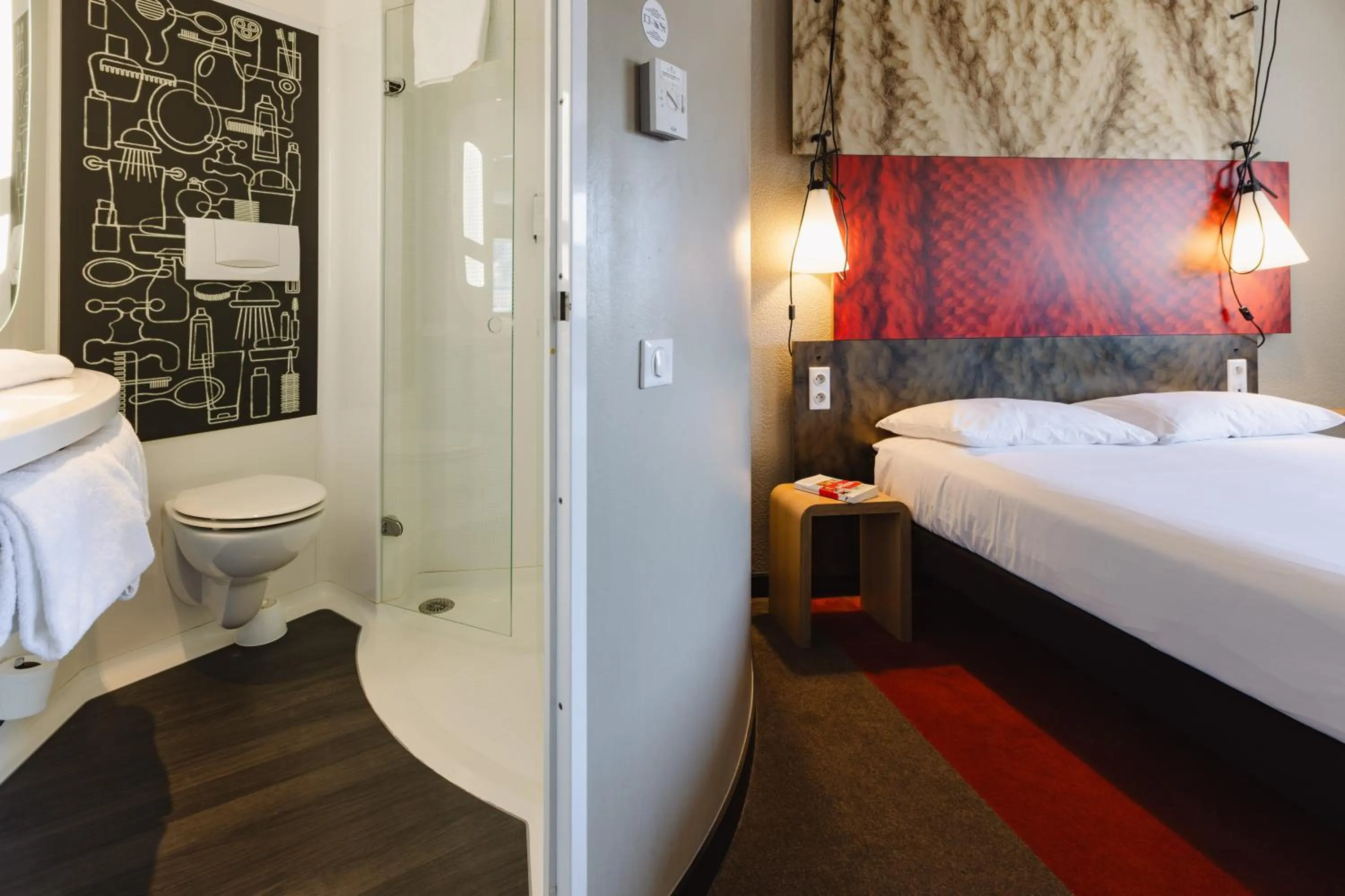 Shower, Bed in Hotel ibis Rennes Centre Gare Sud