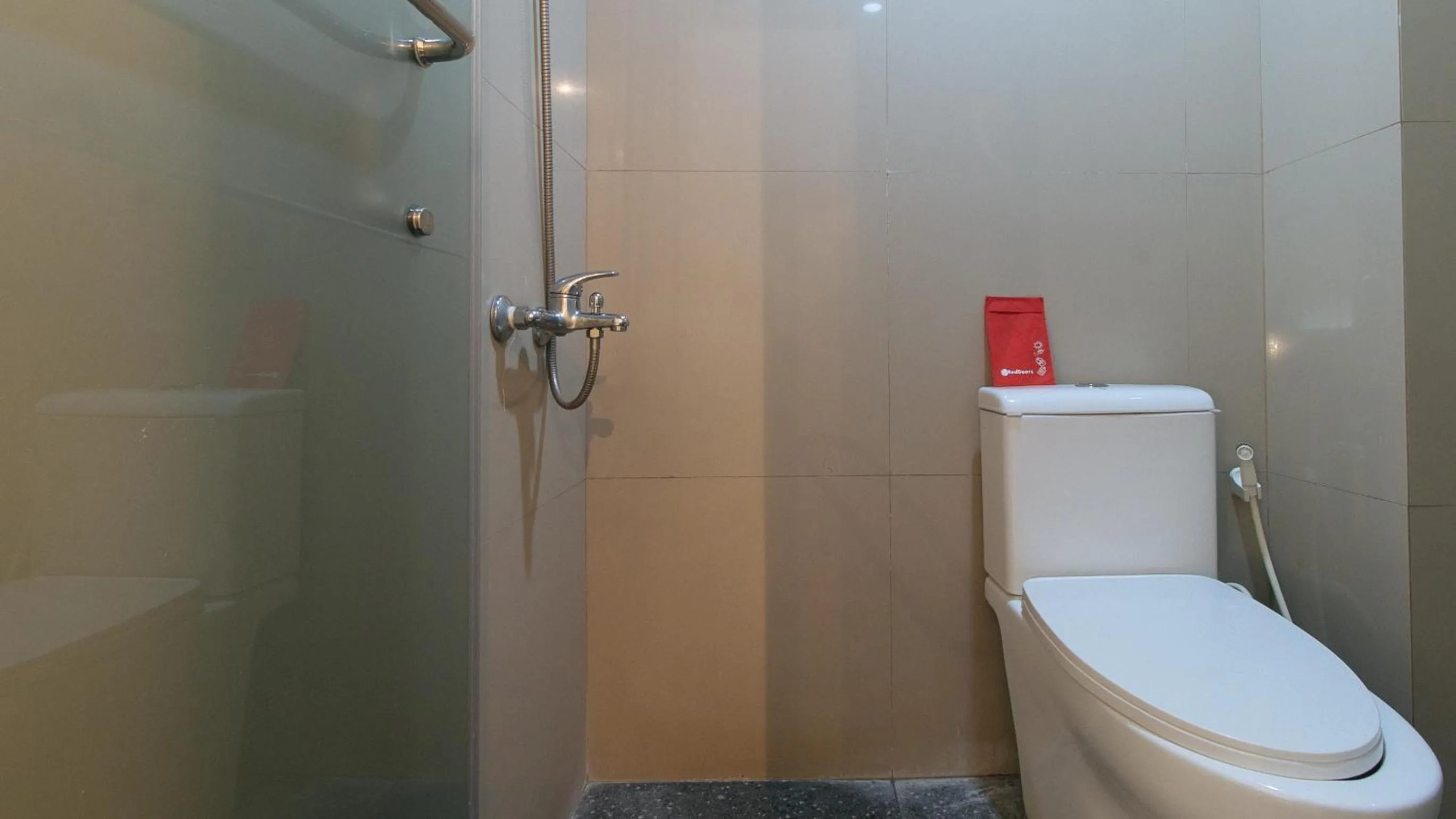 Shower in RedDoorz at V Plaza Hotel Manila
