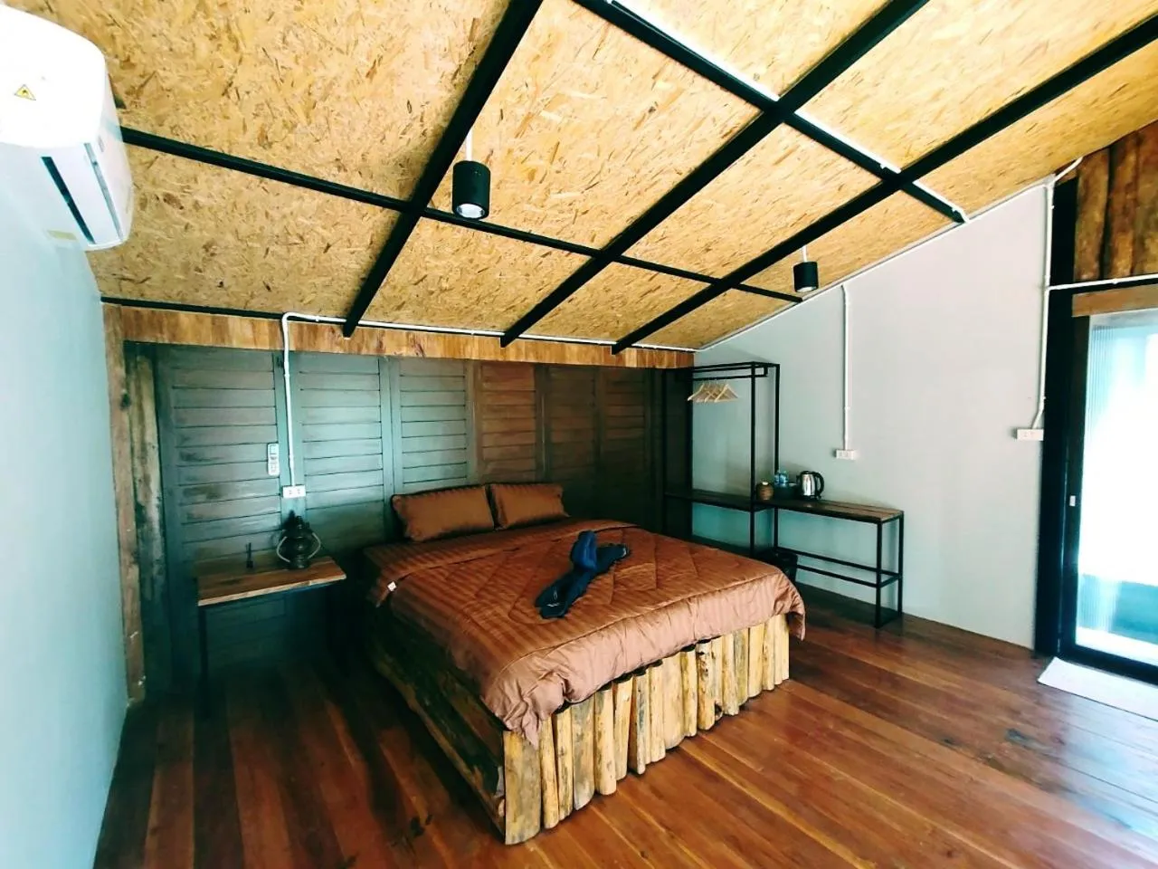 Photo of the whole room, Bed in Kohmook Nurse House