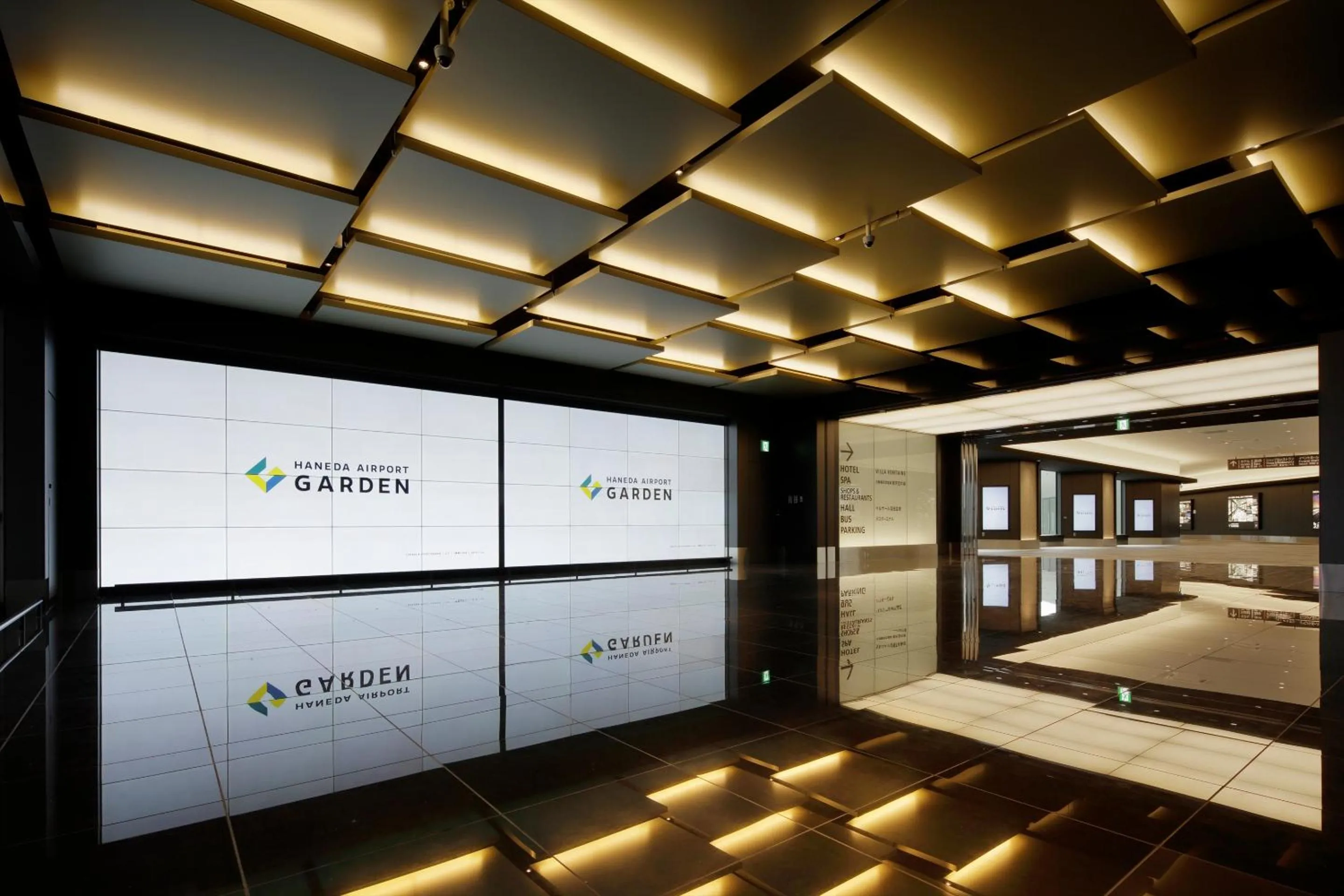 Shopping Area, Bed in Villa Fontaine Grand Haneda Airport