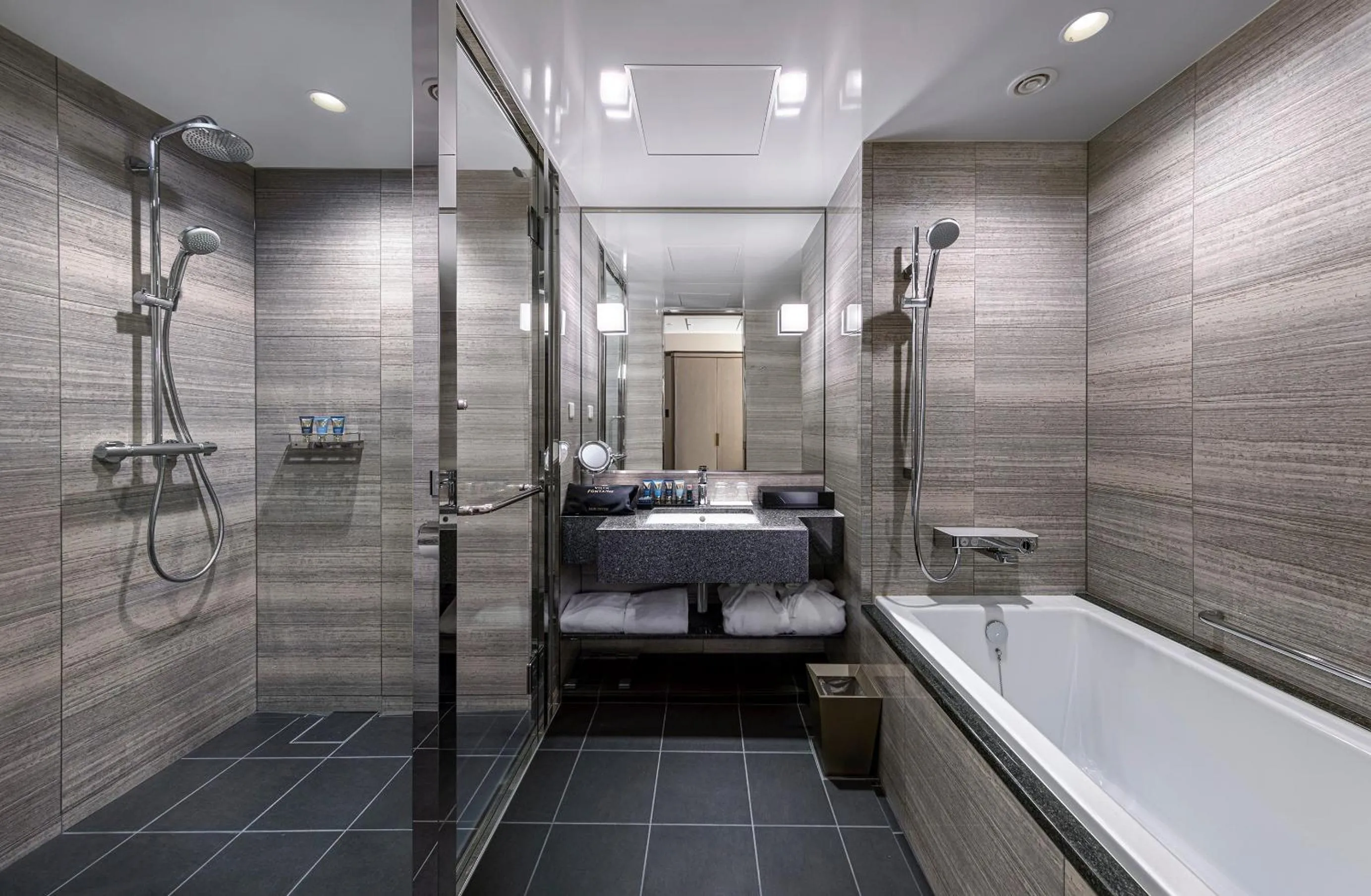 Bathroom, Bed in Villa Fontaine Grand Haneda Airport
