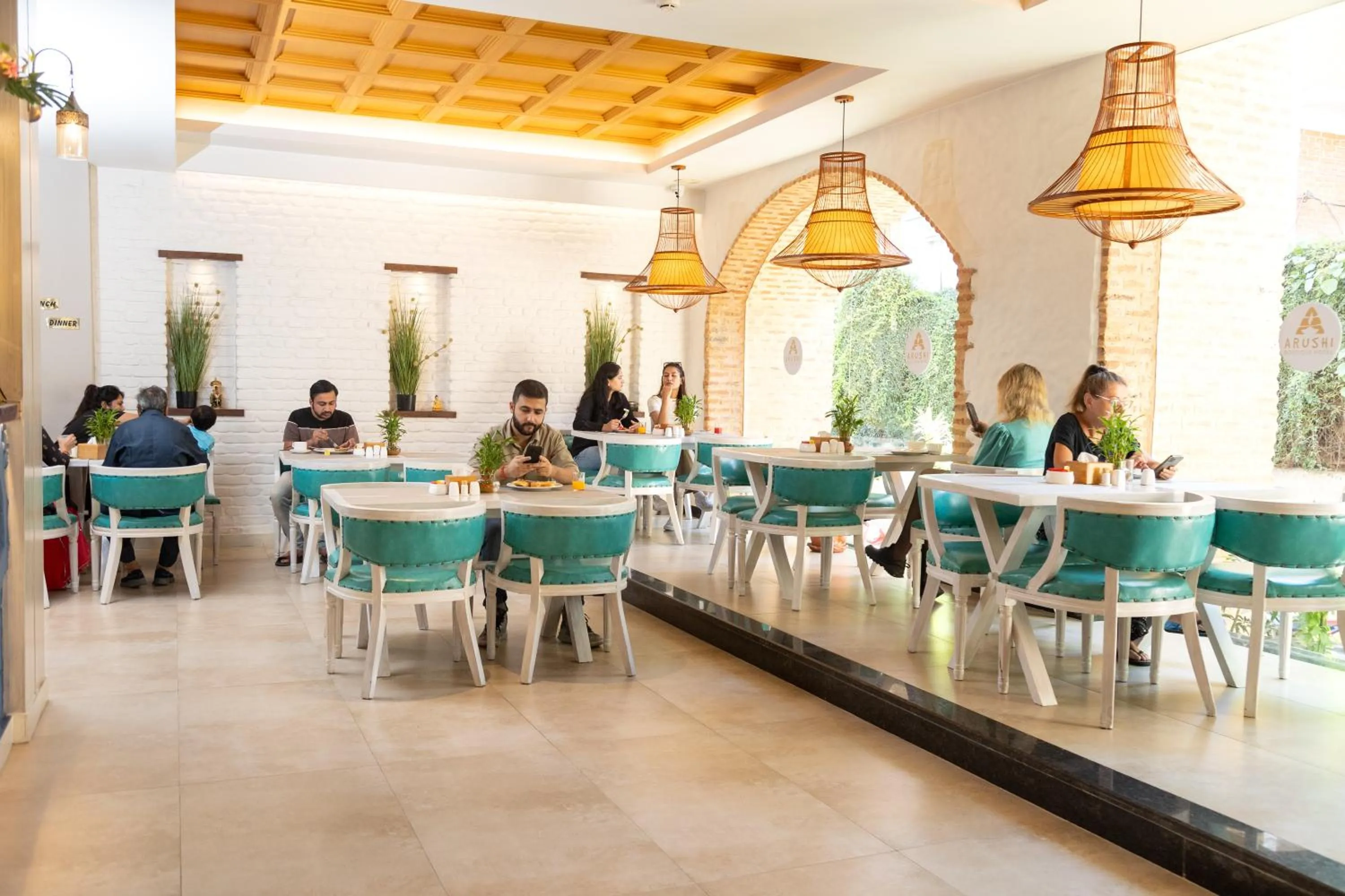 Restaurant/places to eat in Arushi Boutique Hotel