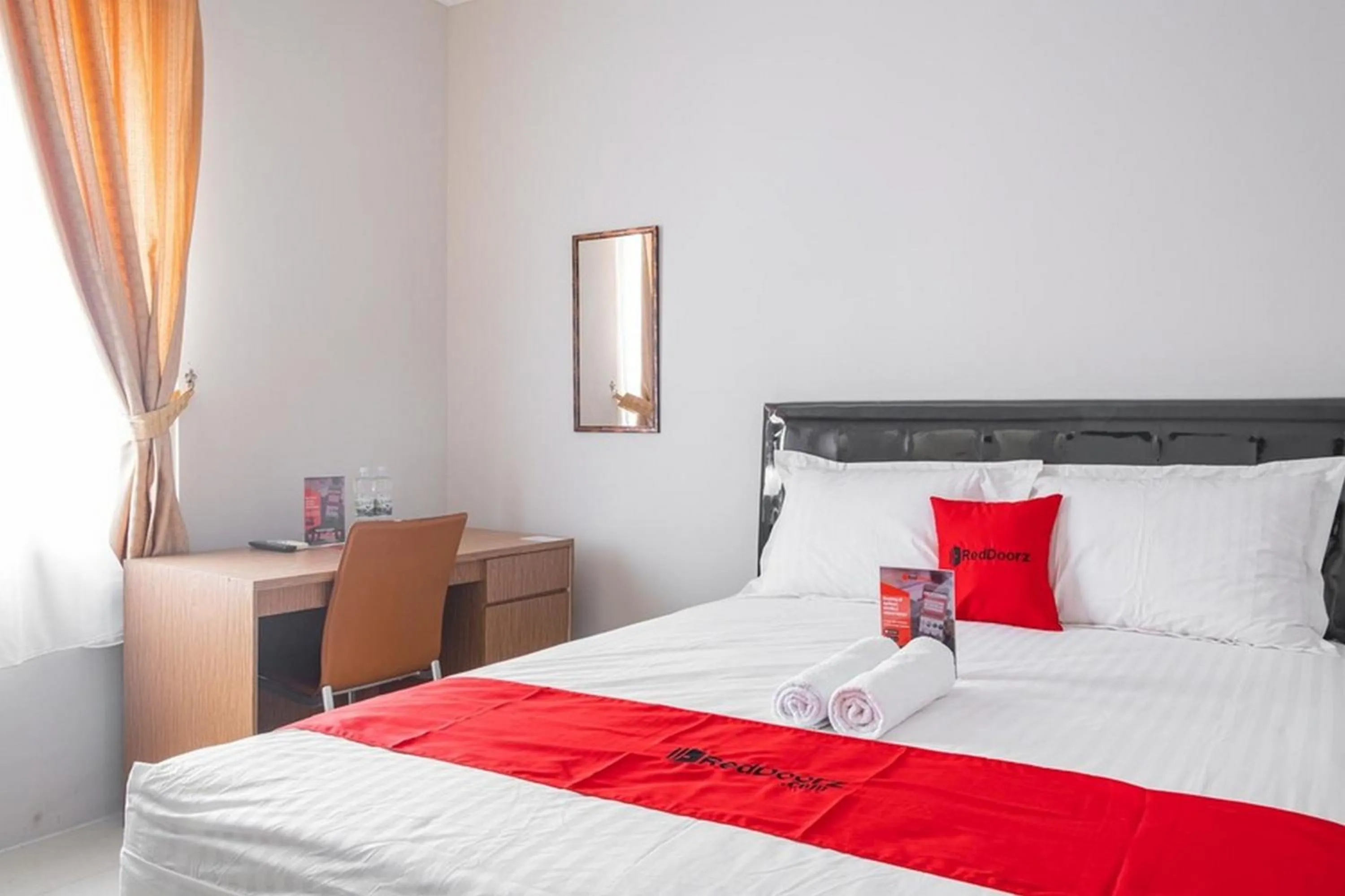 Standard Double Room in RedDoorz near Siloam Karawaci 3