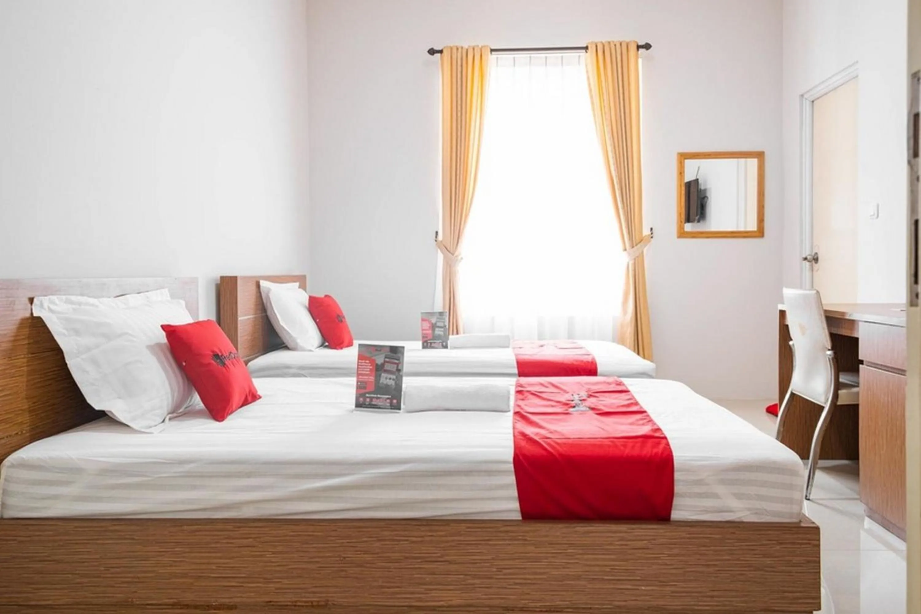 Standard Twin Room in RedDoorz near Siloam Karawaci 3