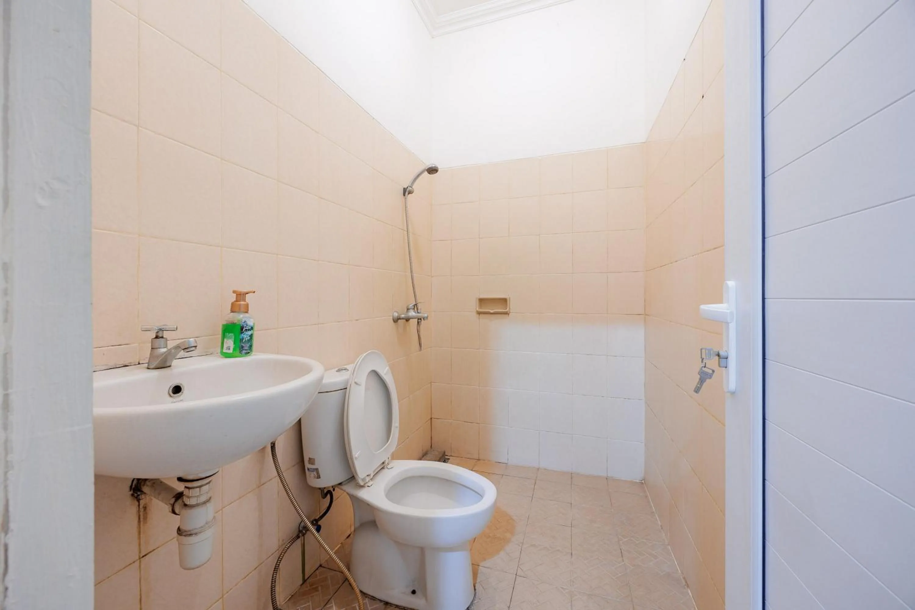 Bathroom in RedDoorz near Siloam Karawaci 3