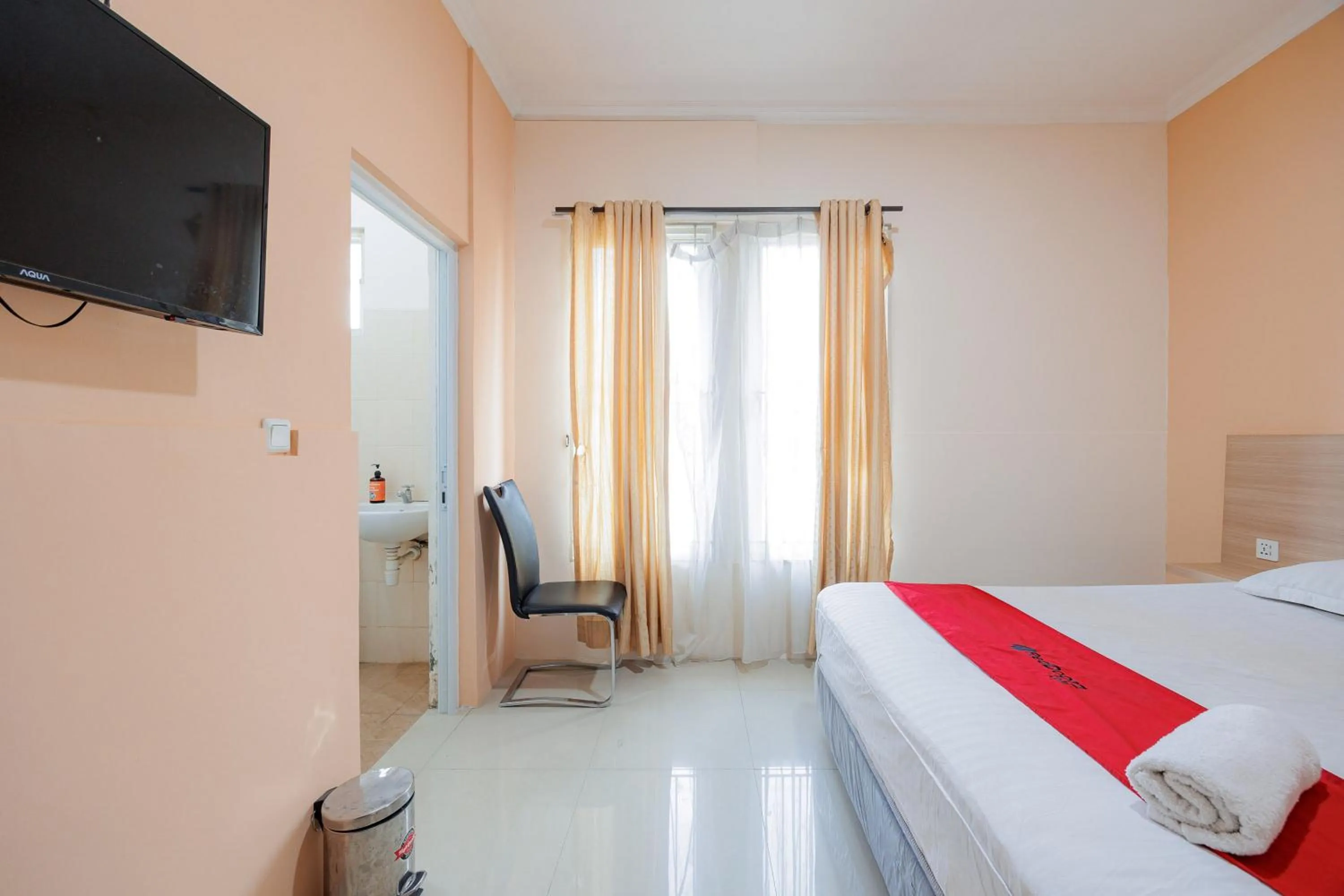 Bedroom, Bed in RedDoorz near Siloam Karawaci 3