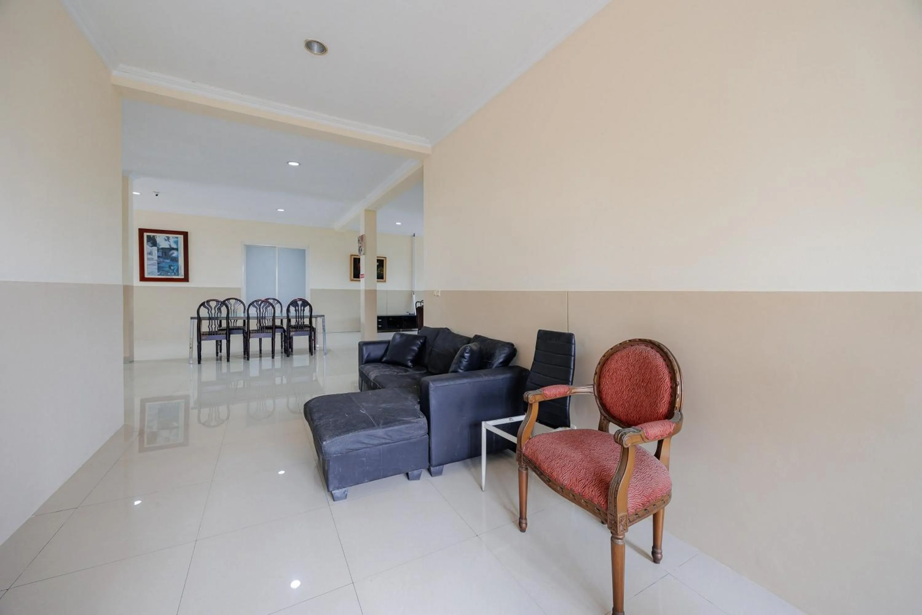 Seating area in RedDoorz near Siloam Karawaci 3