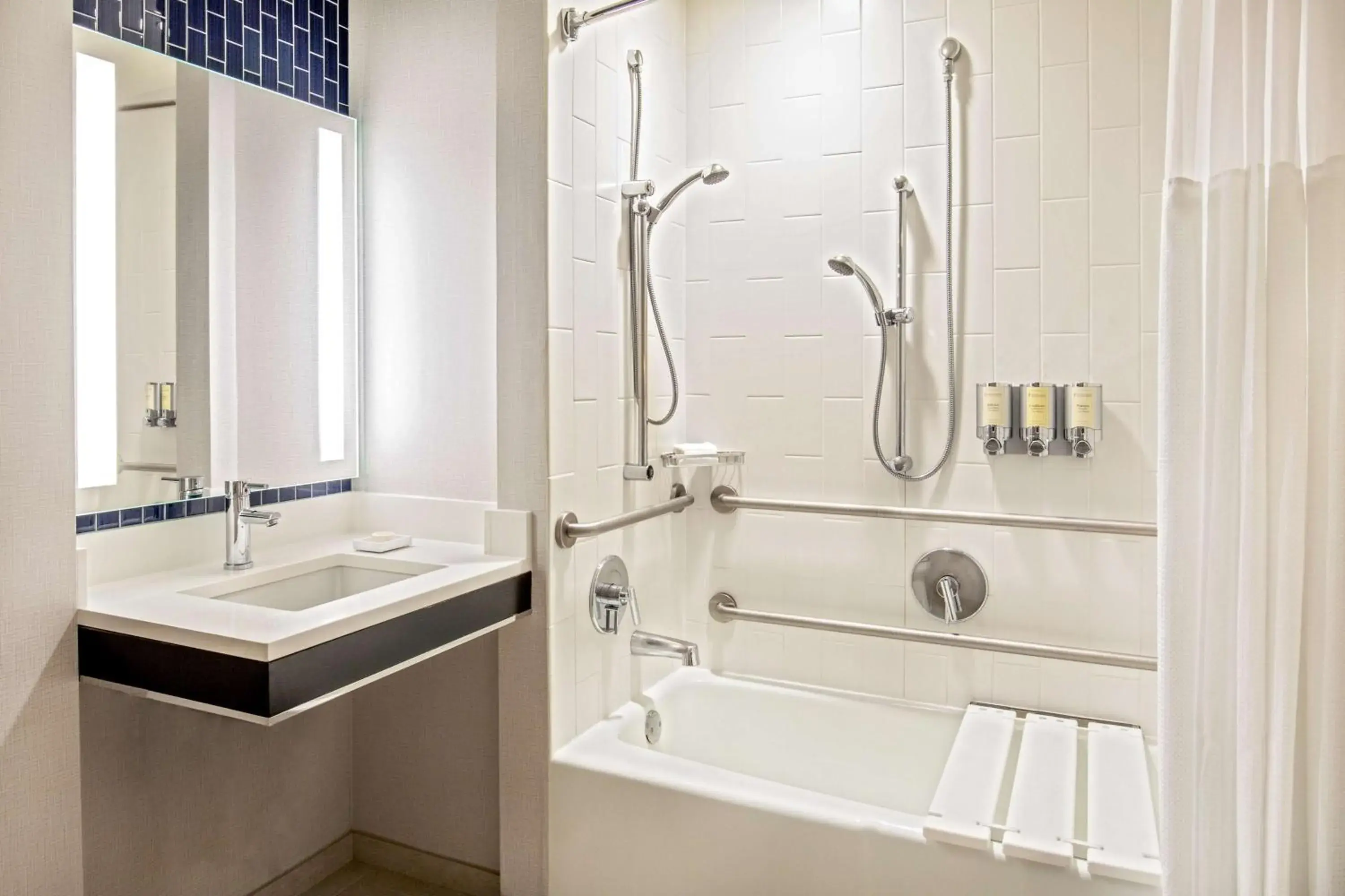 Two Queens - River View - Mobility/Hearing Accessible - Bathtub in The Royal Sonesta Boston Two Queens - River View - Mobility/Hearing Accessible - Bathtub in The Royal Sonesta Boston