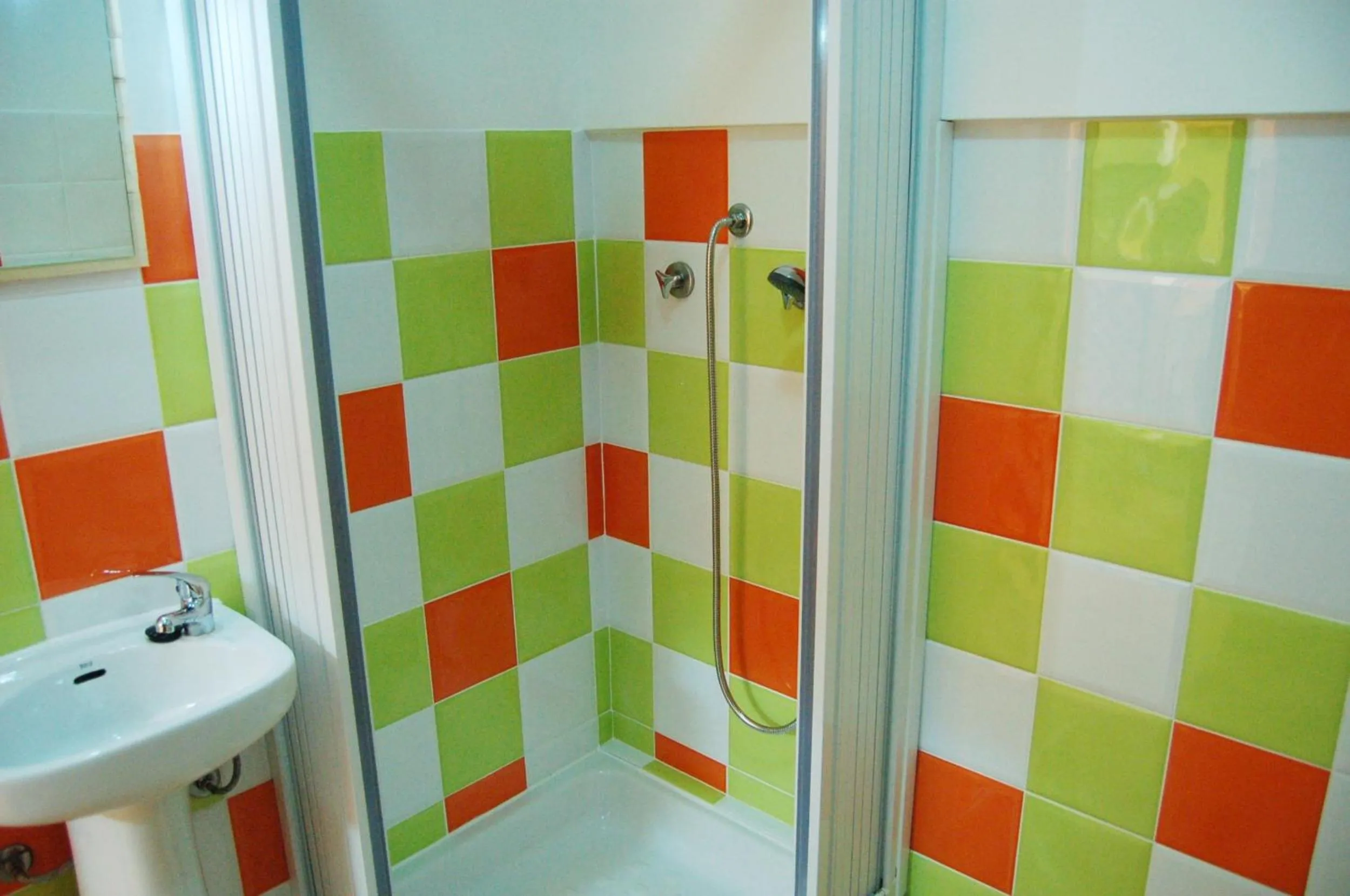 Shower in SwordFish Eco-House Peniche