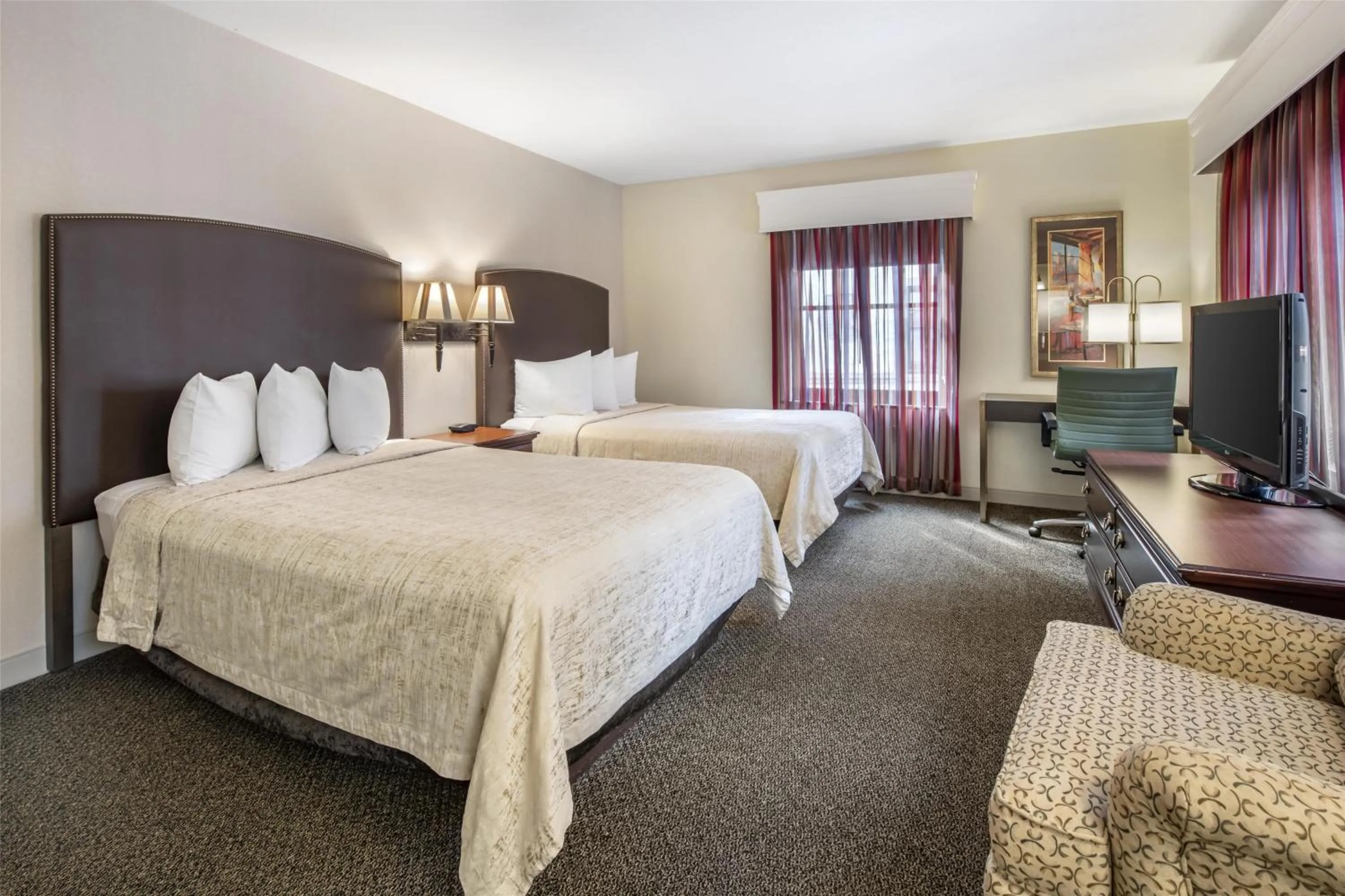 Photo of the whole room, Bed in Best Western Plus The Normandy Inn & Suites