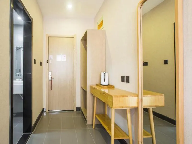 Up And In Shandong Qingdao Jiaozhou Lanzhou East Road New Bus Station