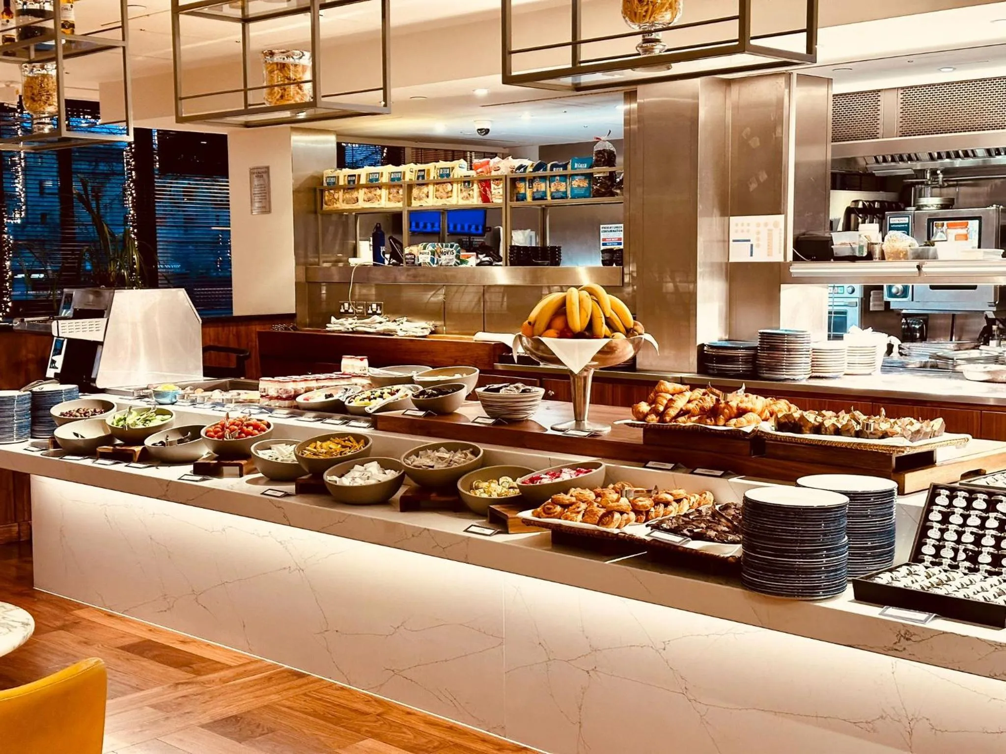 Restaurant/places to eat in Tower Suites by Blue Orchid