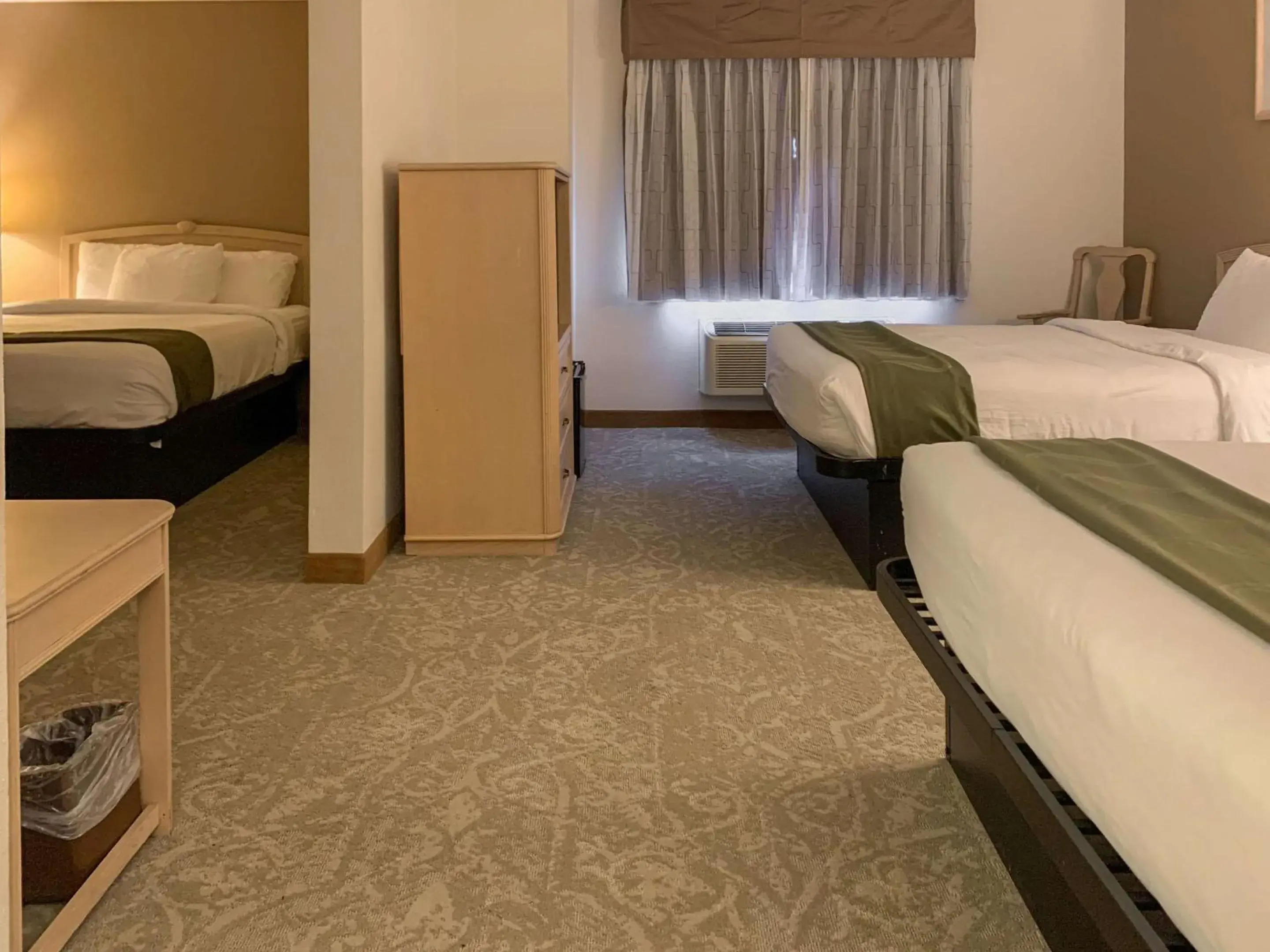 Queen Room with Three Queen Beds - Non-smoking in Quality Inn Albuquerque East I-40 Juan Tabo Exit Queen Room with Three Queen Beds - Non-smoking in Quality Inn Albuquerque East I-40 Juan Tabo Exit